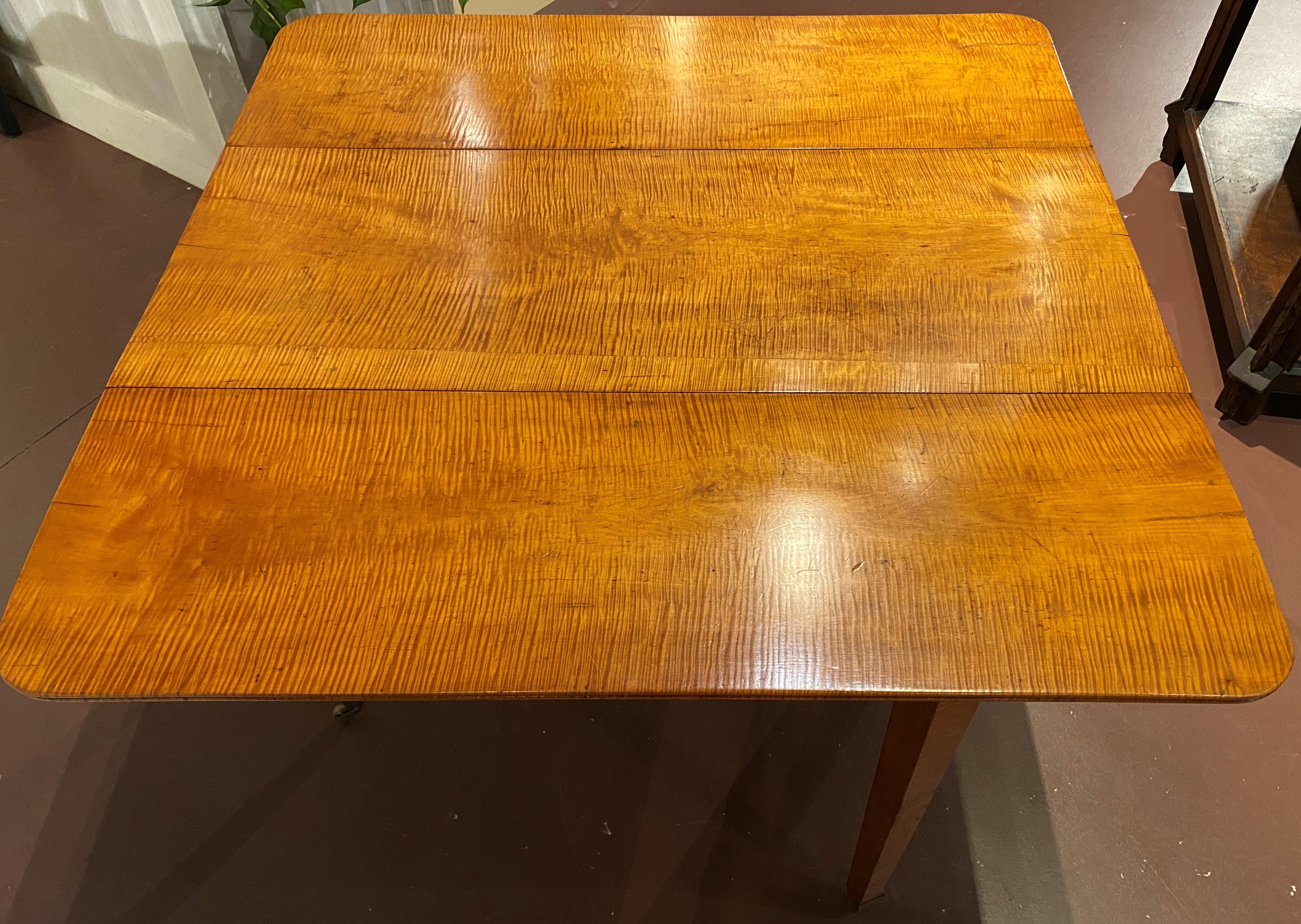 19th Century American Hepplewhite Tiger Maple Drop Leaf Table In Good Condition In Milford, NH