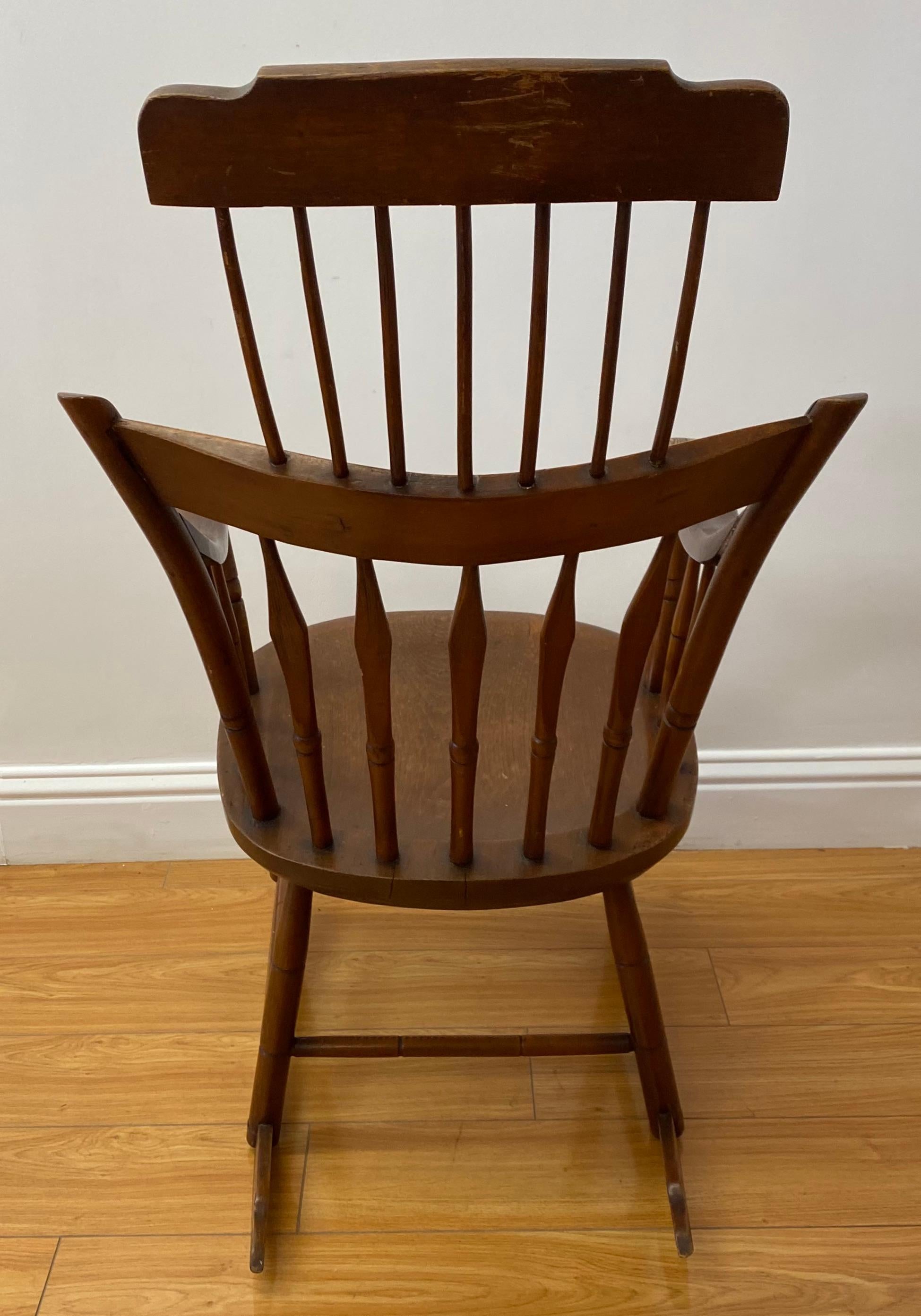 Amerikanischer Hitchcock- Schaukelstuhl mit hoher Rückenlehne aus dem 19. Jahrhundert (American Arts and Crafts) im Angebot