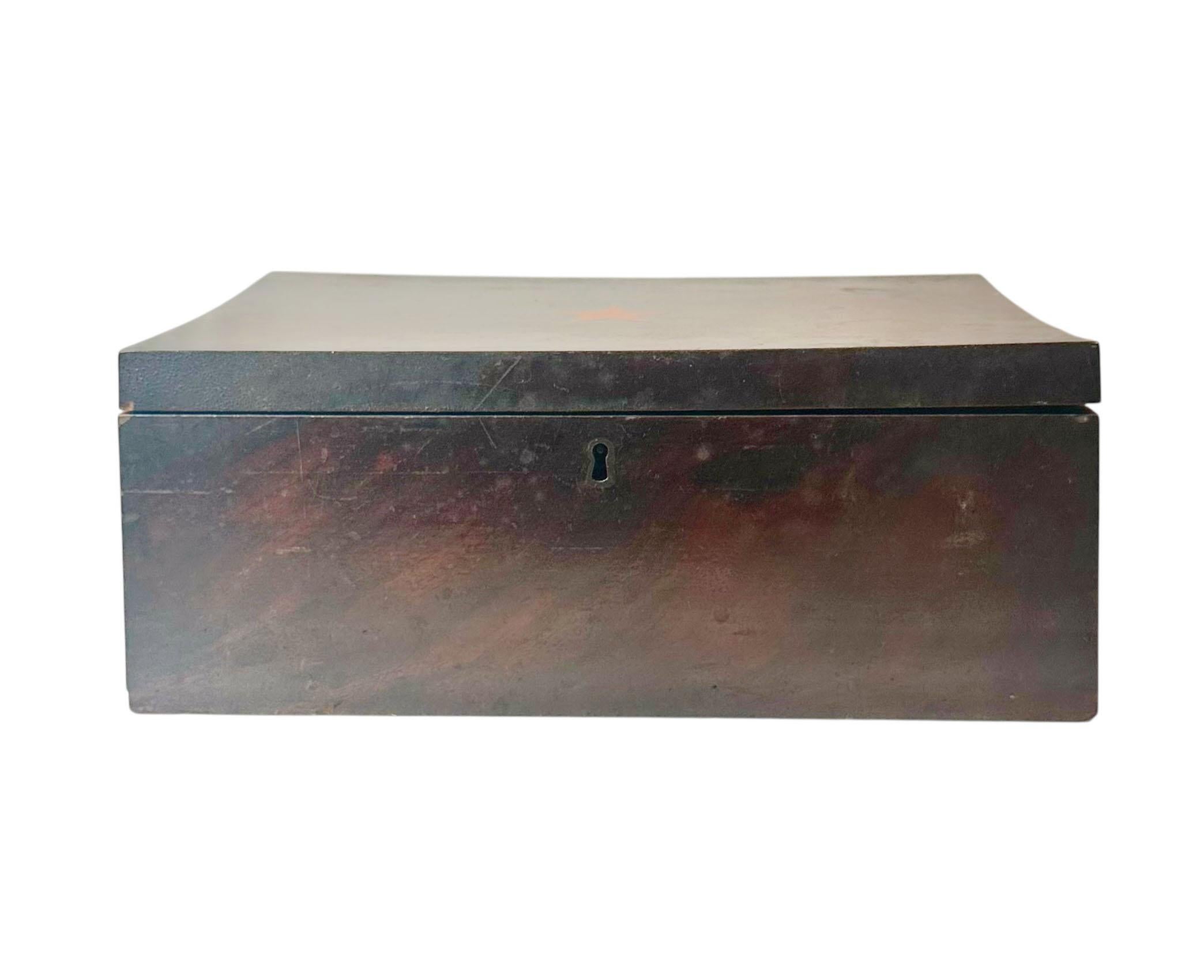 Joyero americano del siglo XIX con incrustaciones de chapa de estrella en venta 5