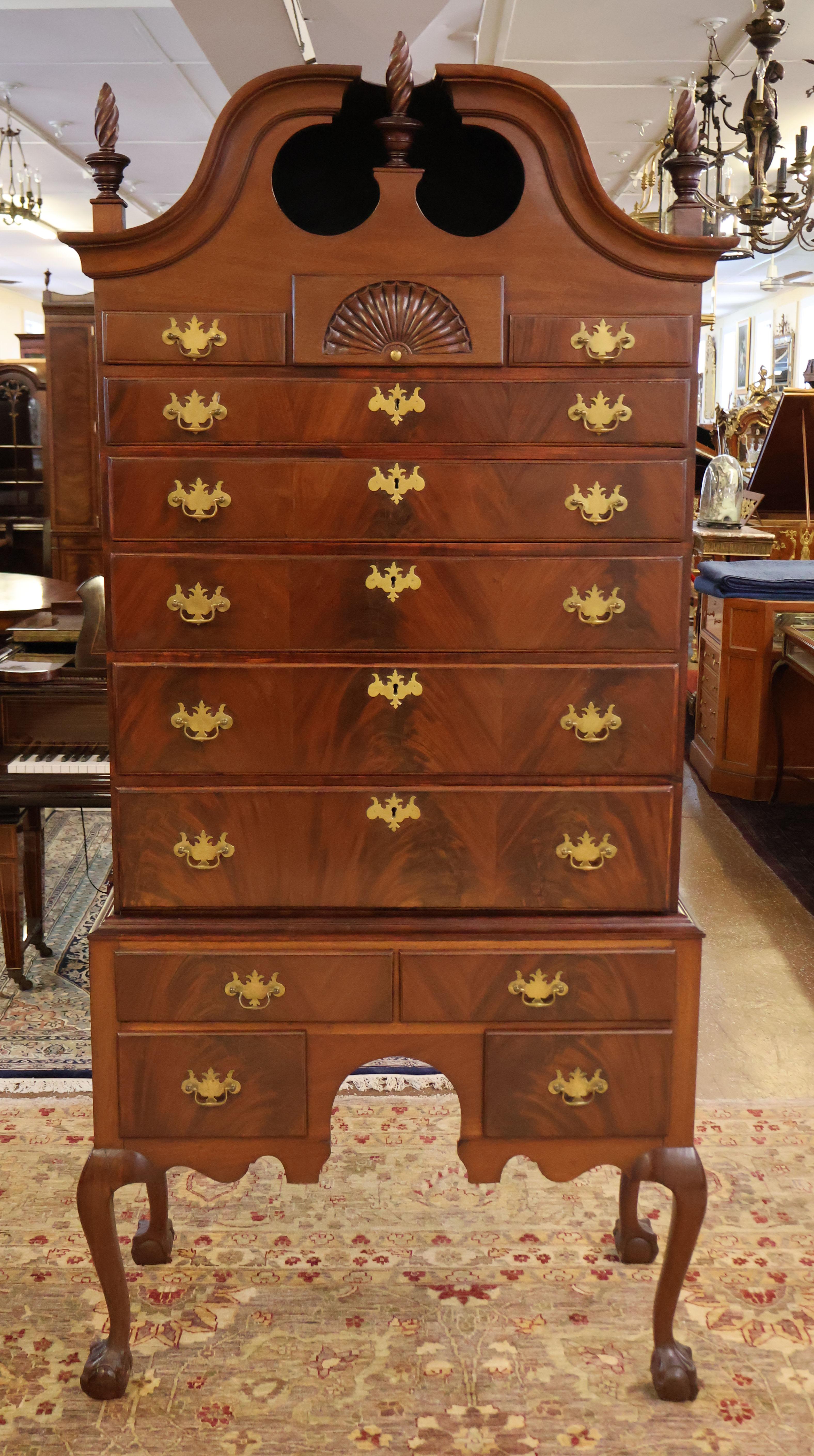 19th Century American Mahogany Chippendale Bonnet Top High Chest Highboy

Dimensions : 86