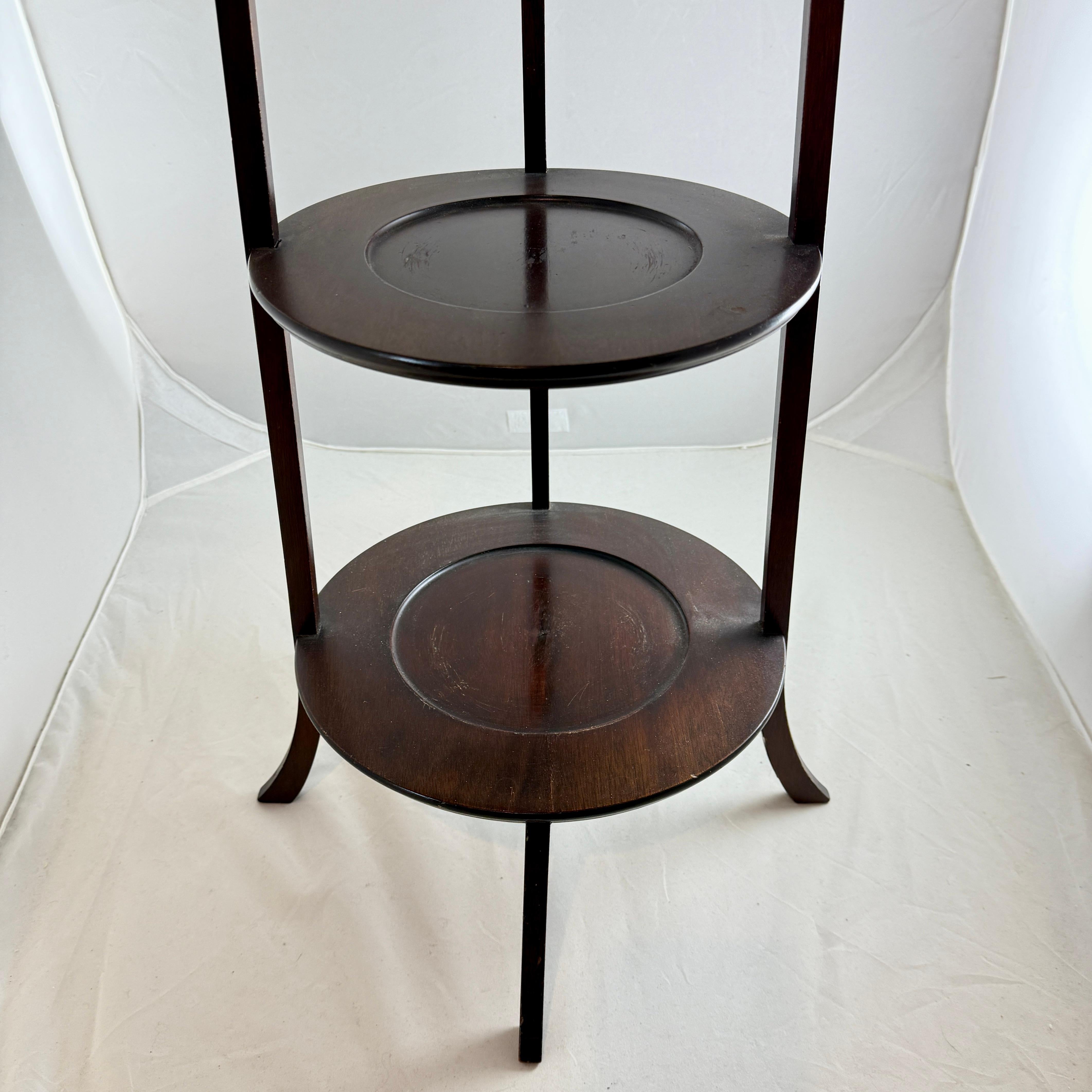 19th Century American Mahogany Three -Tier Side Table Muffin Stand, makers label en vente 3