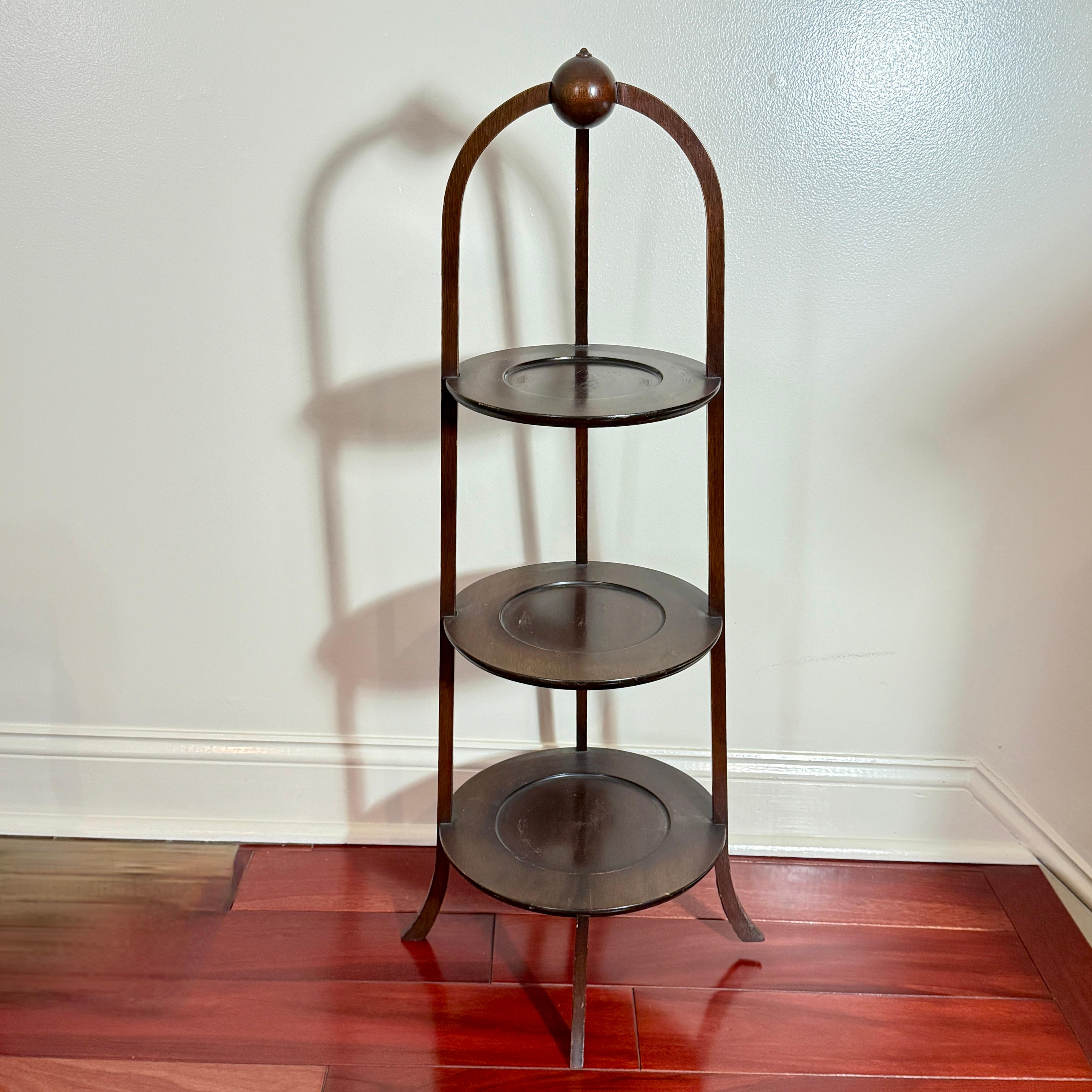 Table d'appoint à trois niveaux, Muffin Stand, du 19ème siècle américain, avec l'étiquette originale du fabricant.

Gracieuse table en bois d'acajou, fabriquée à la main, avec trois étagères circulaires graduées, placées entre trois pieds évasés.