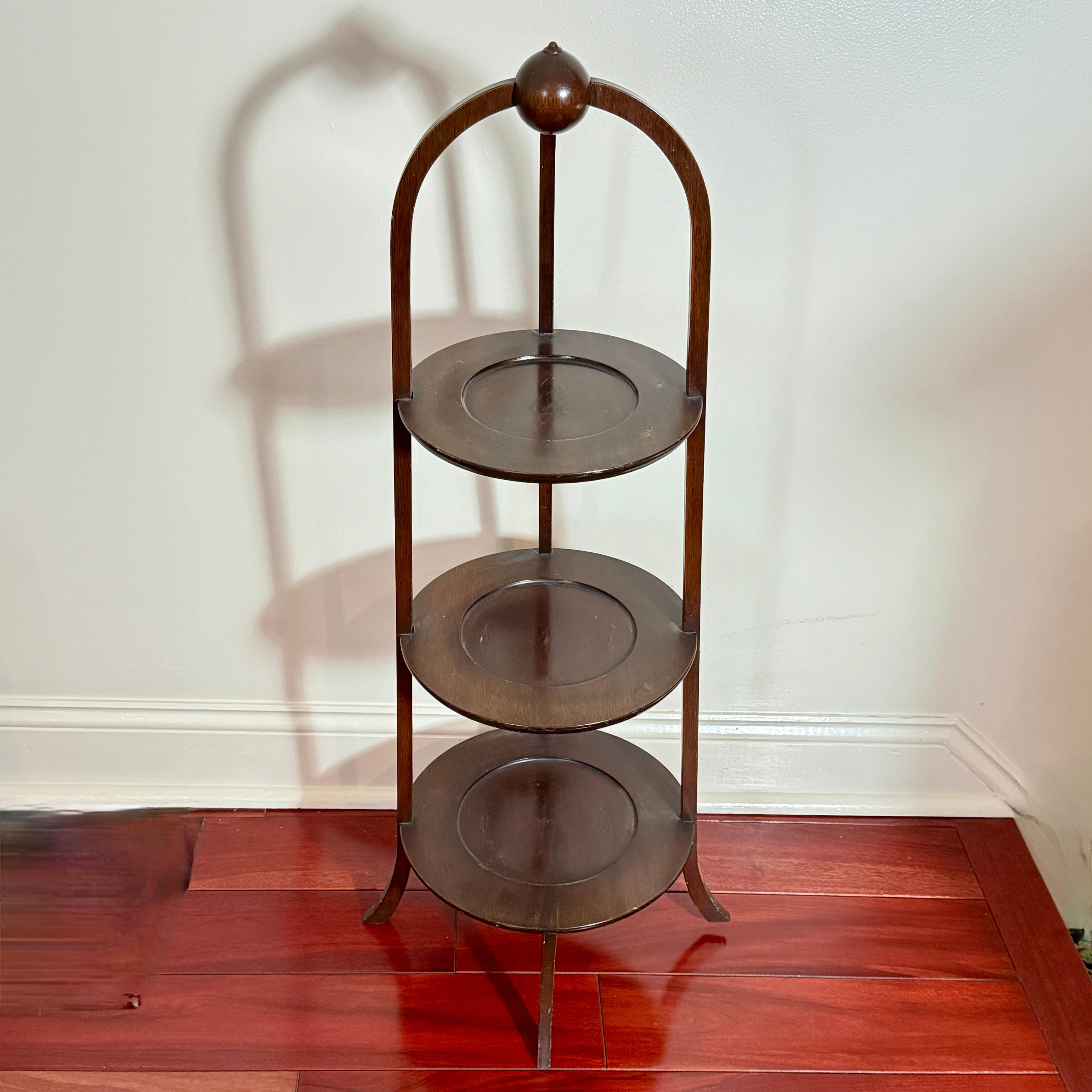 Classique américain 19th Century American Mahogany Three -Tier Side Table Muffin Stand, makers label en vente