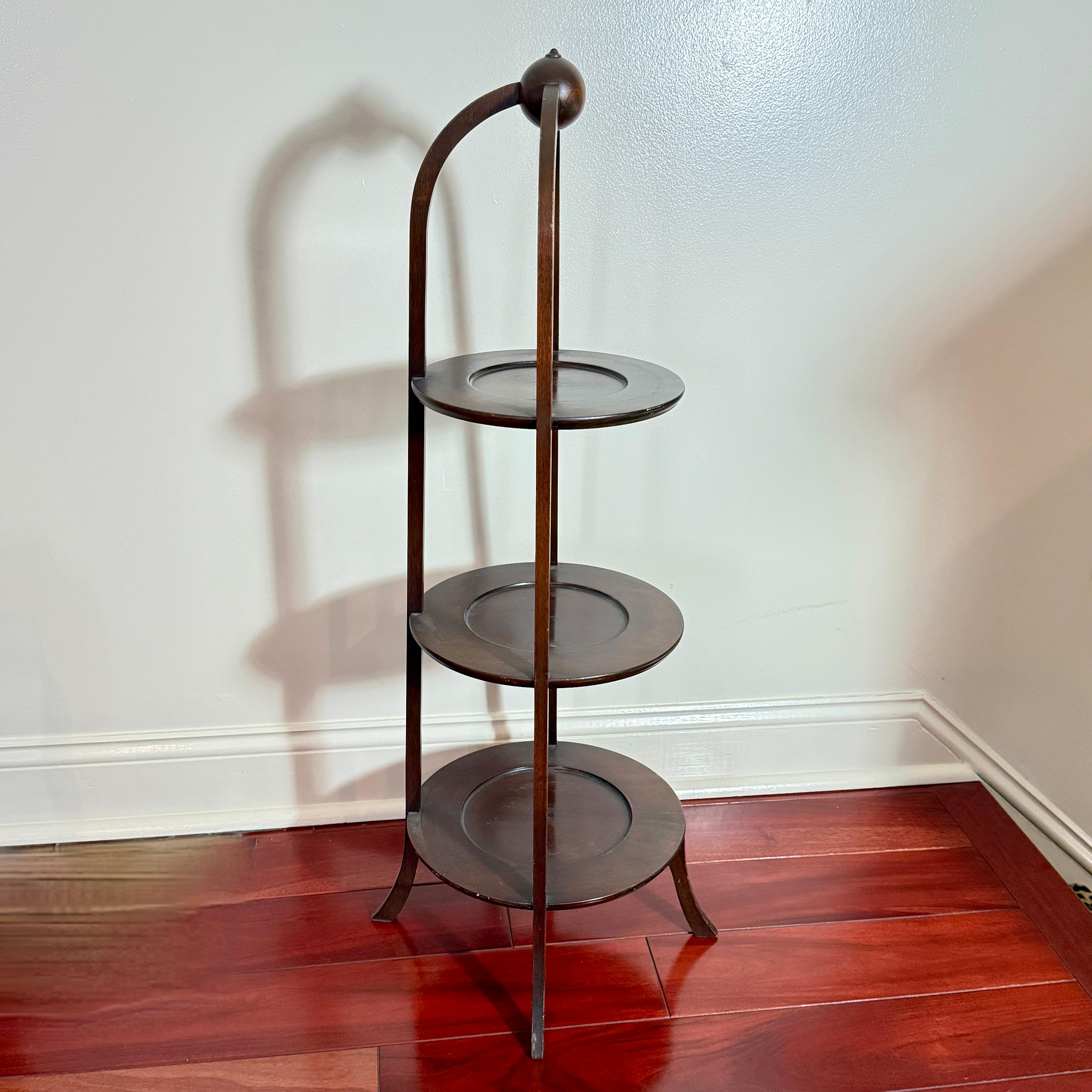 Américain 19th Century American Mahogany Three -Tier Side Table Muffin Stand, makers label en vente