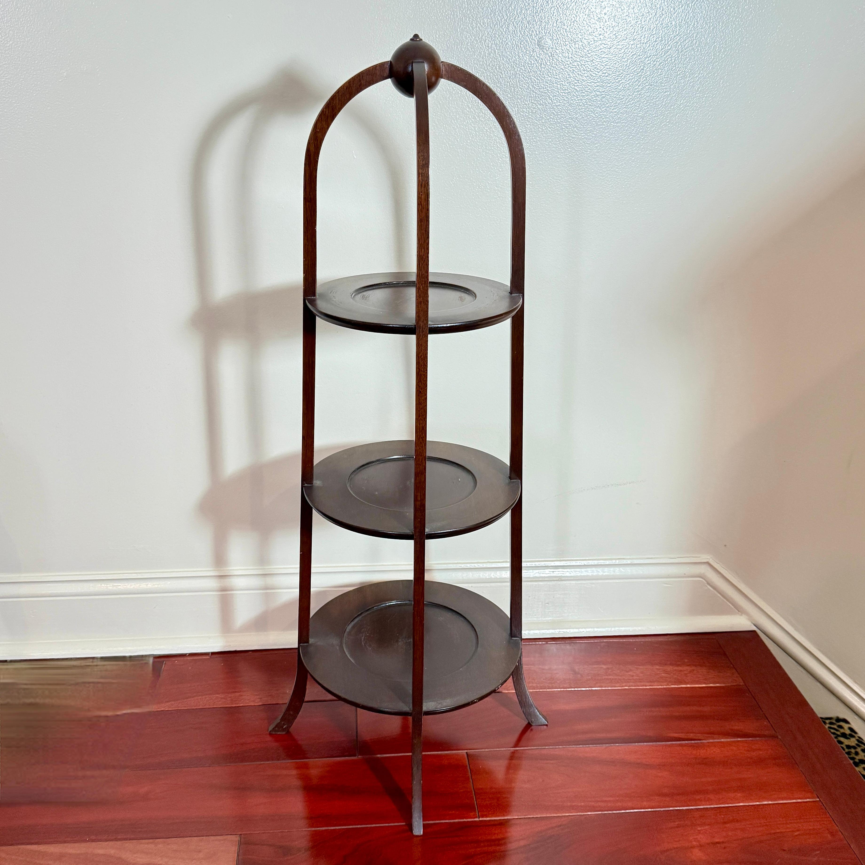Fait main 19th Century American Mahogany Three -Tier Side Table Muffin Stand, makers label en vente