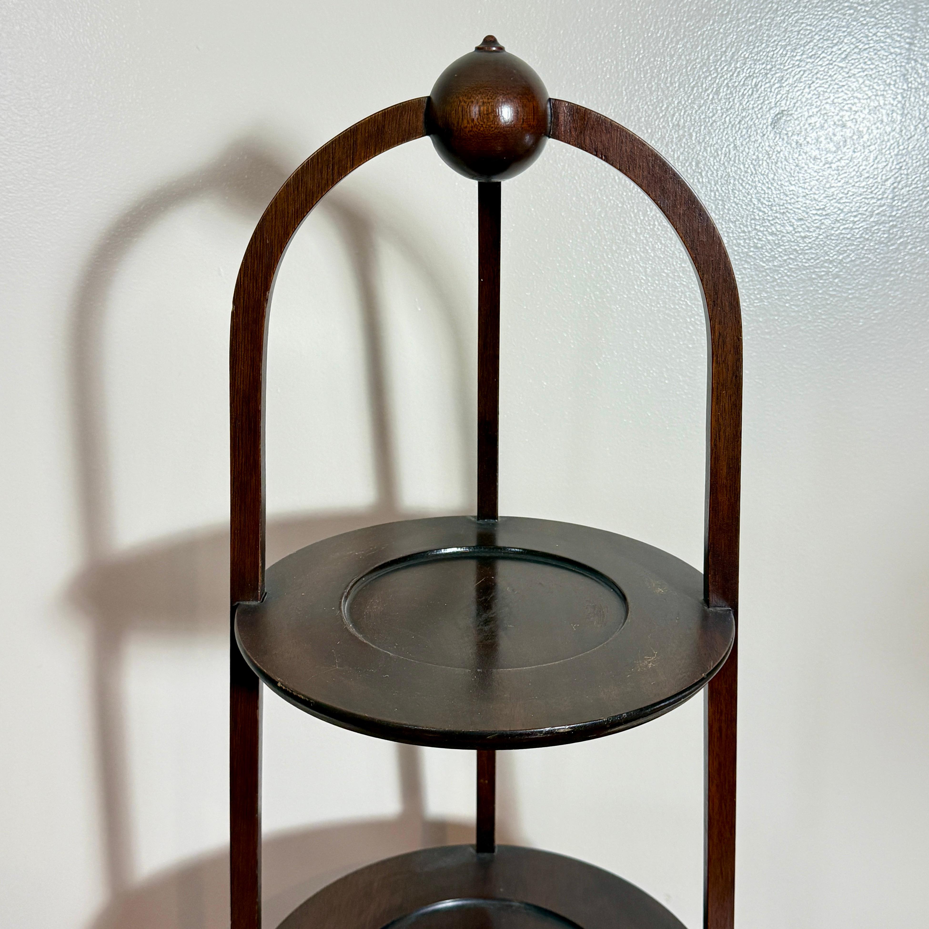 19th Century American Mahogany Three -Tier Side Table Muffin Stand, makers label Bon état - En vente à Philadelphia, PA