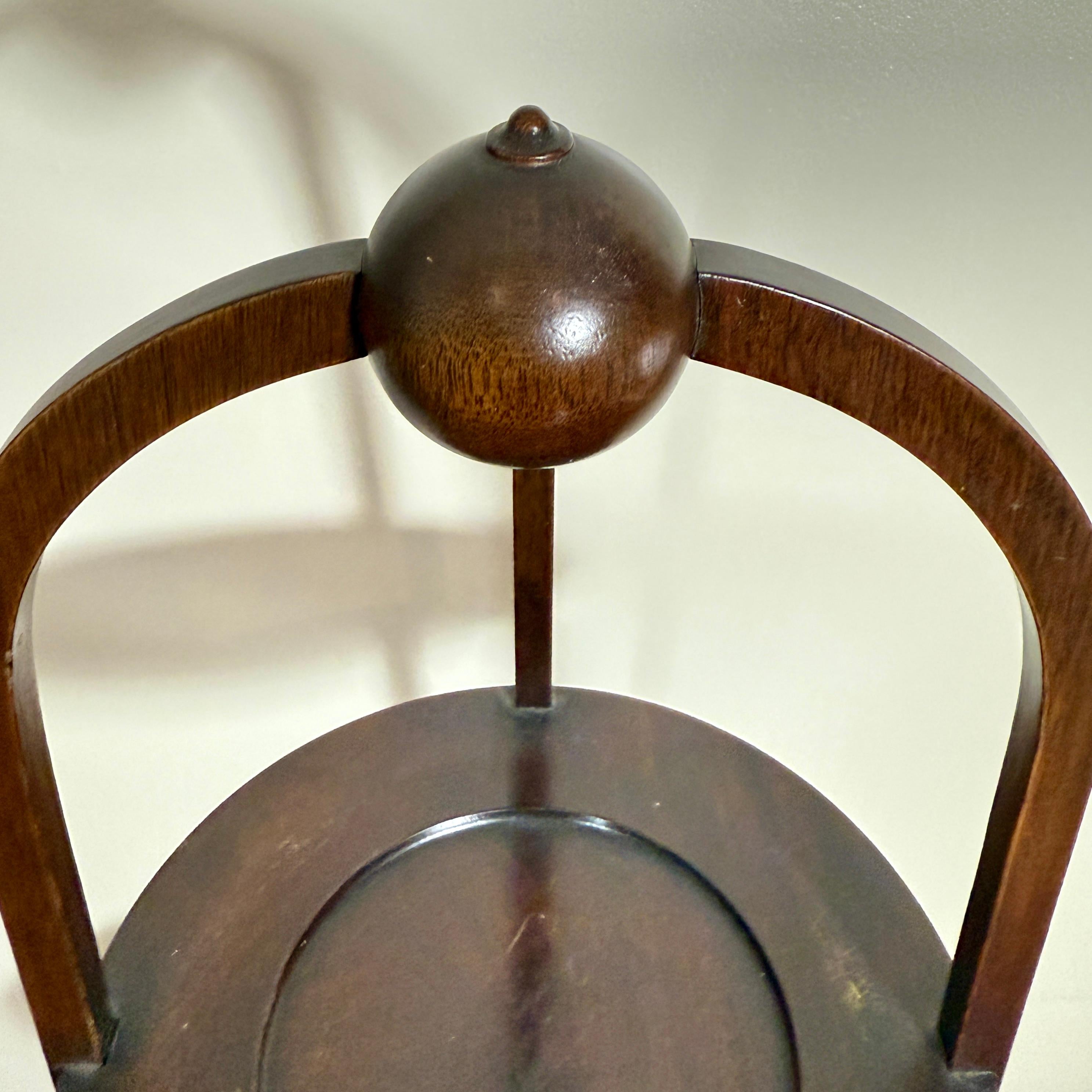 XIXe siècle 19th Century American Mahogany Three -Tier Side Table Muffin Stand, makers label en vente