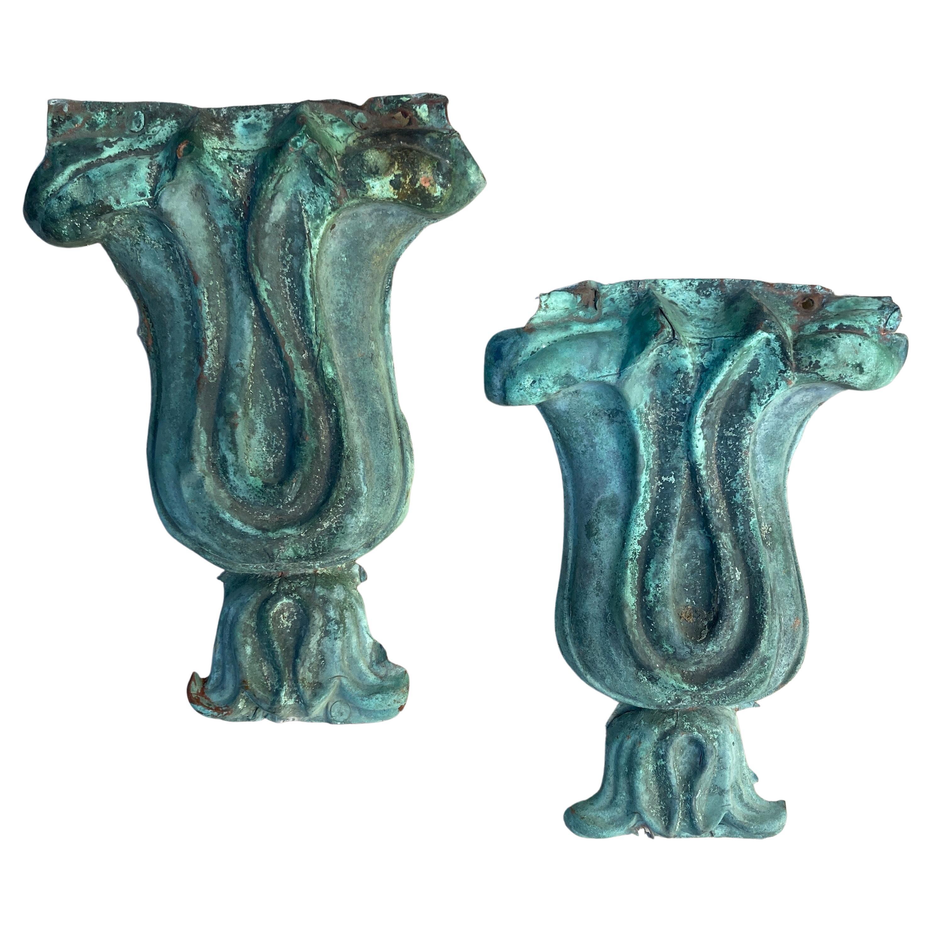 Amerikanische geformte Verdigris-Kupferurne mit architektonischen Verzierungen aus dem 19. Jahrhundert, Paar im Angebot