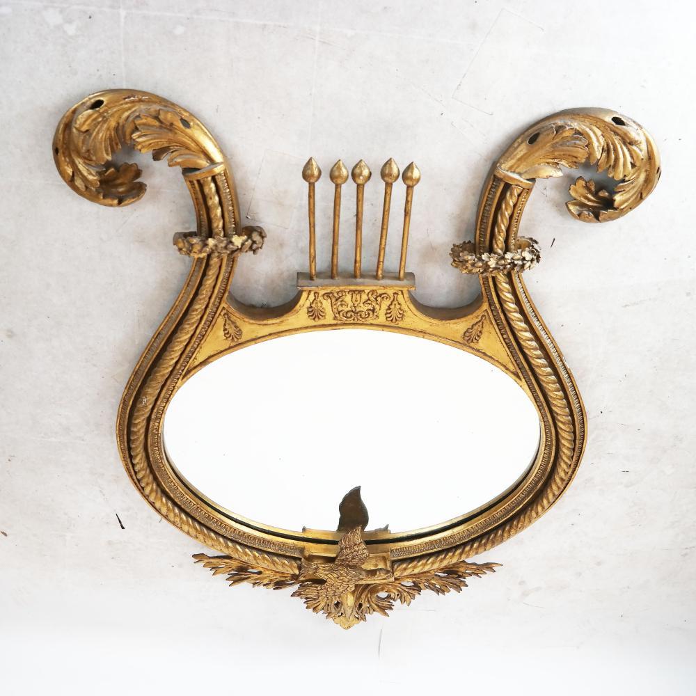 Américain Miroir néoclassique américain du XIXe siècle en bois doré de lyre en vente