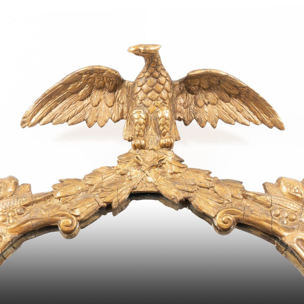 Américain Cadre de miroir ovale américain du 19ème siècle en gesso doré avec crête d'aigle en vente