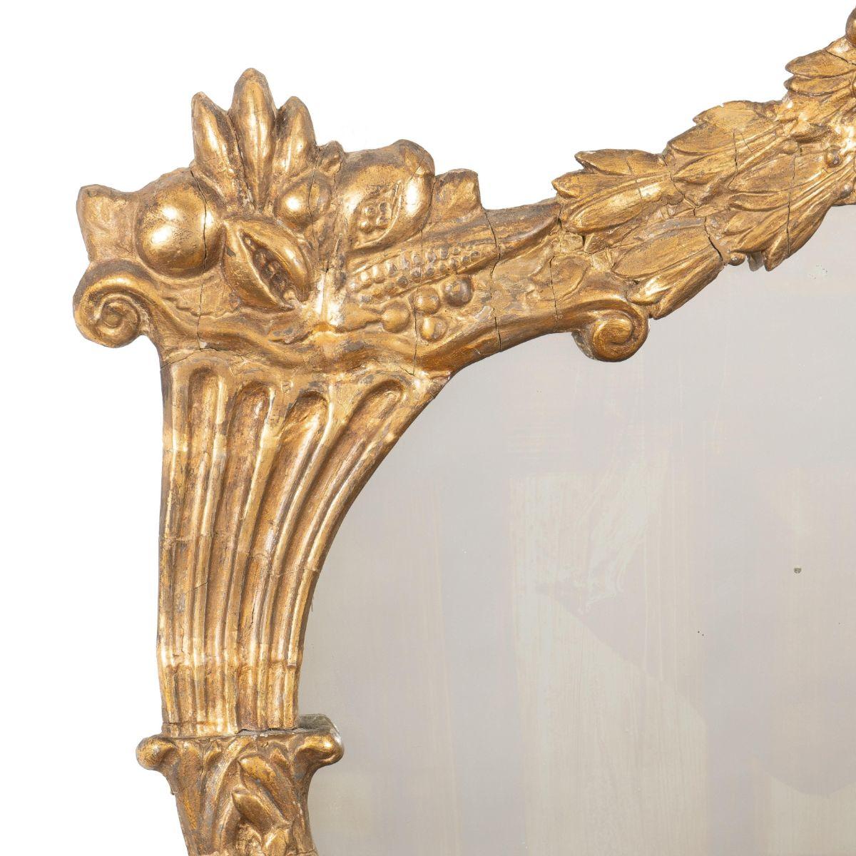 Cadre de miroir ovale américain du 19ème siècle en gesso doré avec crête d'aigle Bon état - En vente à Kenilworth, IL