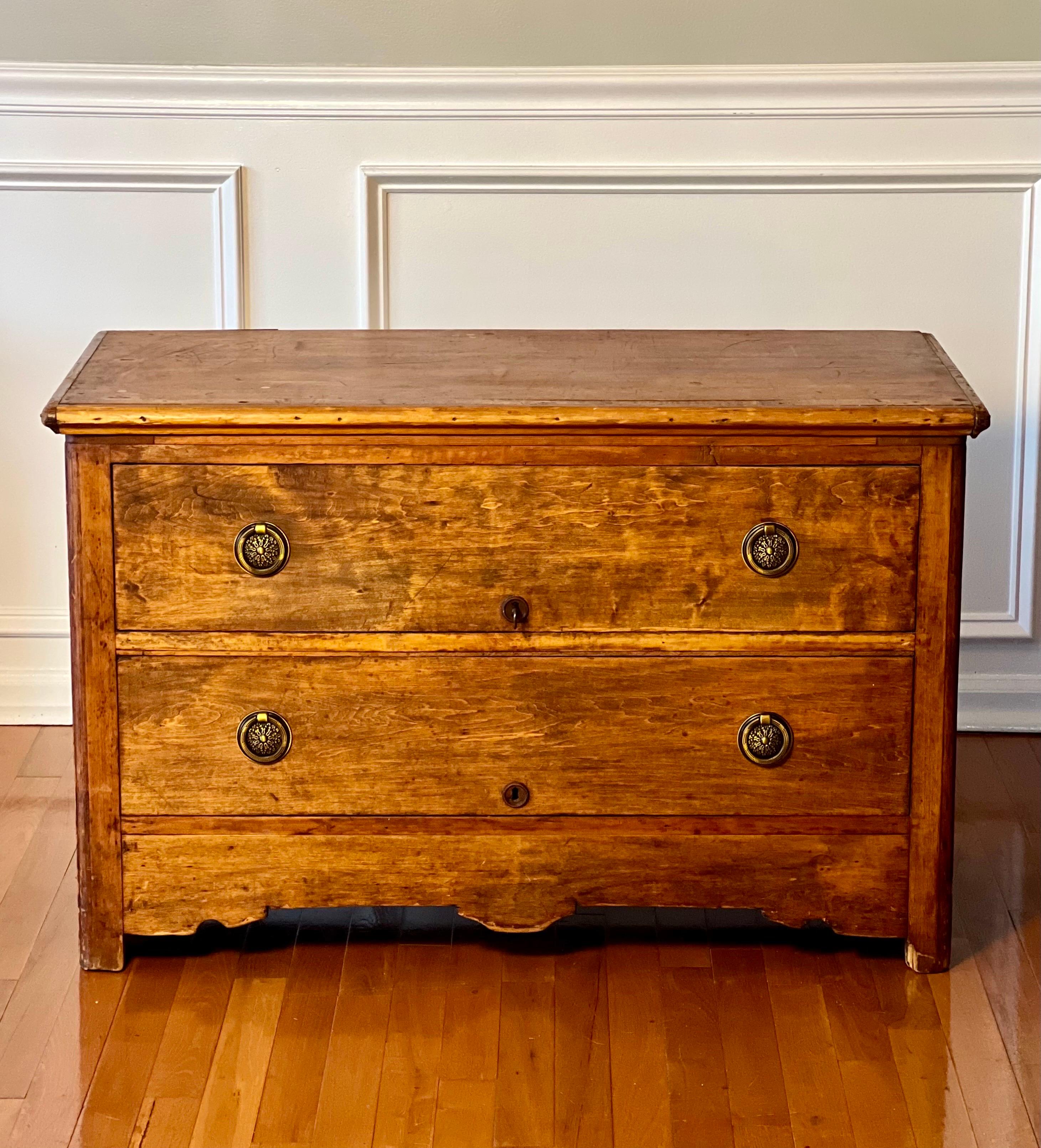 Antique American solid pine blanket chest, c. mid 19th century.

The chest features two faux drawers and a flat, hinged lift top with a large interior cabin. The pine has great patina with lots of warmth and dimension. It shows signs of age in a