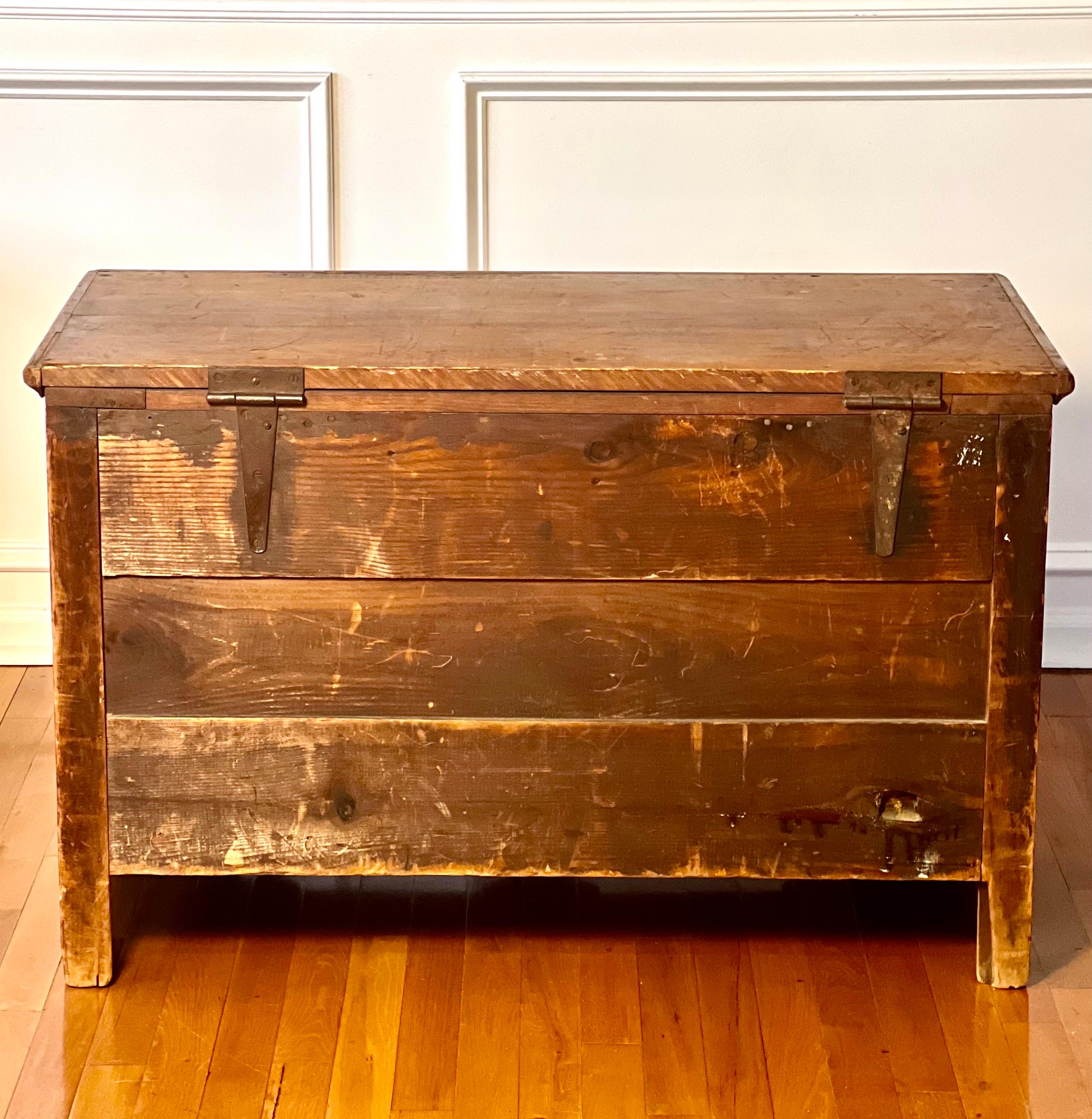 19th Century American Pine Blanket Chest In Good Condition For Sale In Doylestown, PA