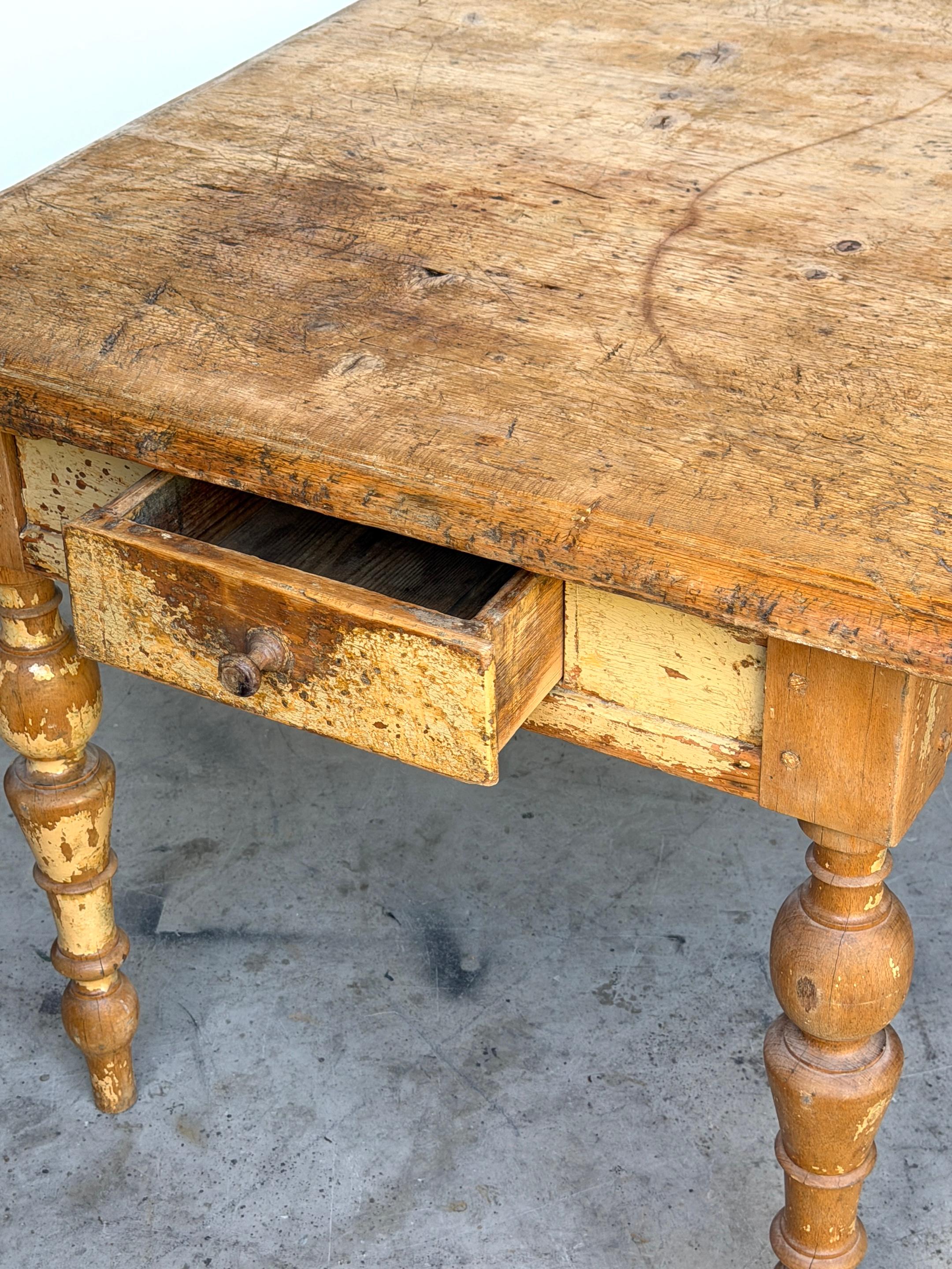 19th-Century American Pine Farm Table Original Surface, One Drawer For Sale 5