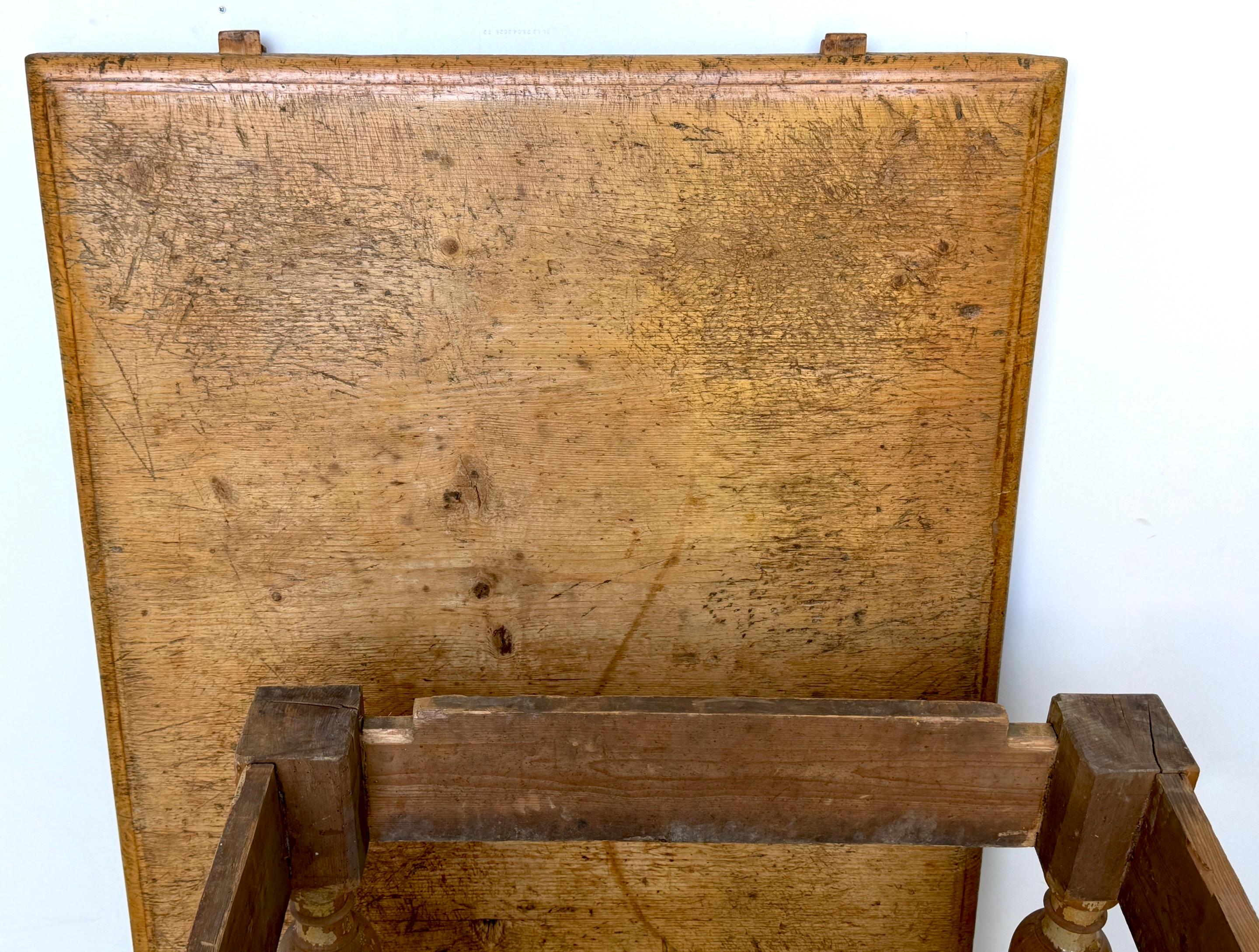 19th-Century American Pine Farm Table Original Surface, One Drawer For Sale 8