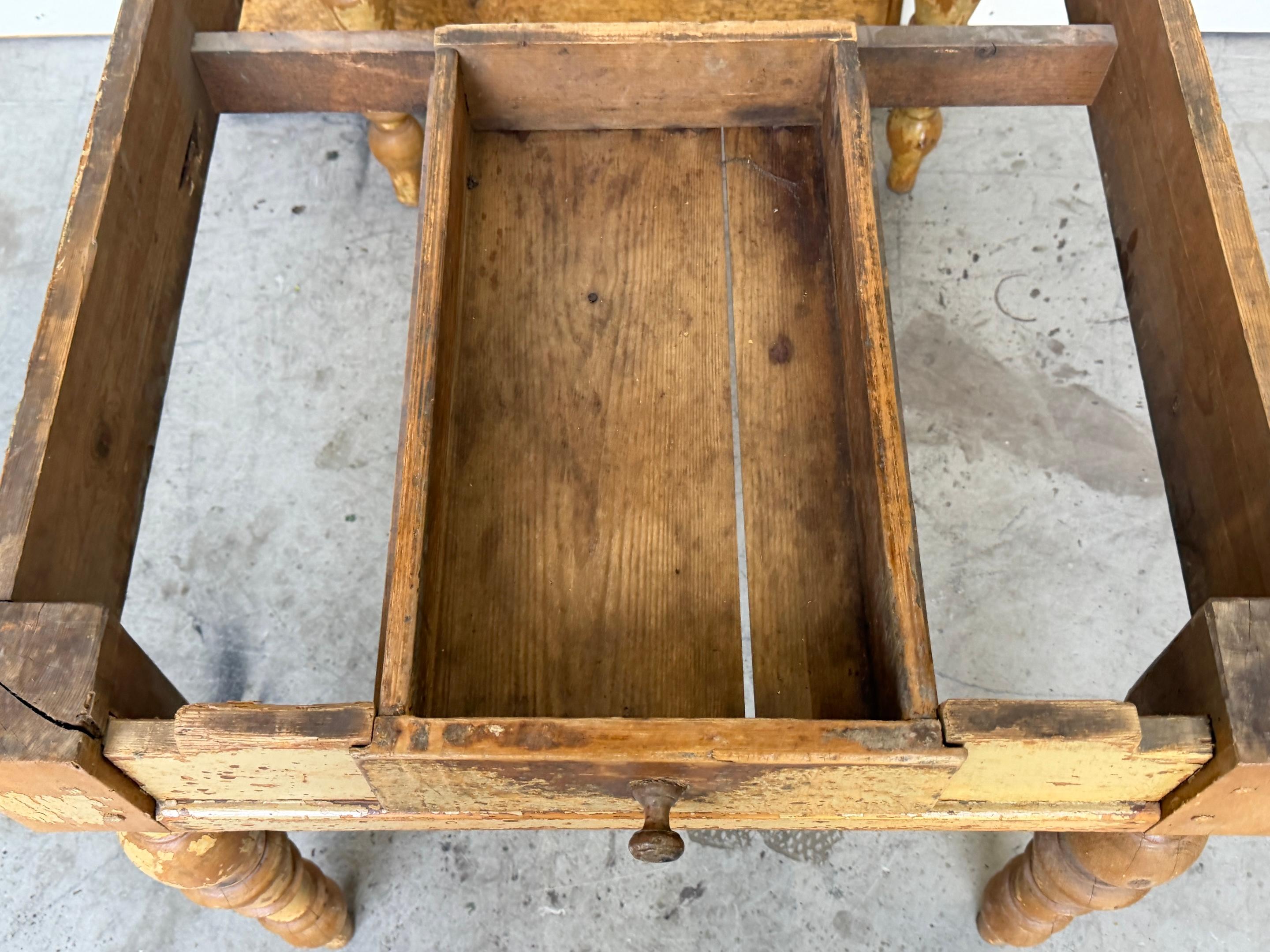 19th-Century American Pine Farm Table Original Surface, One Drawer For Sale 10