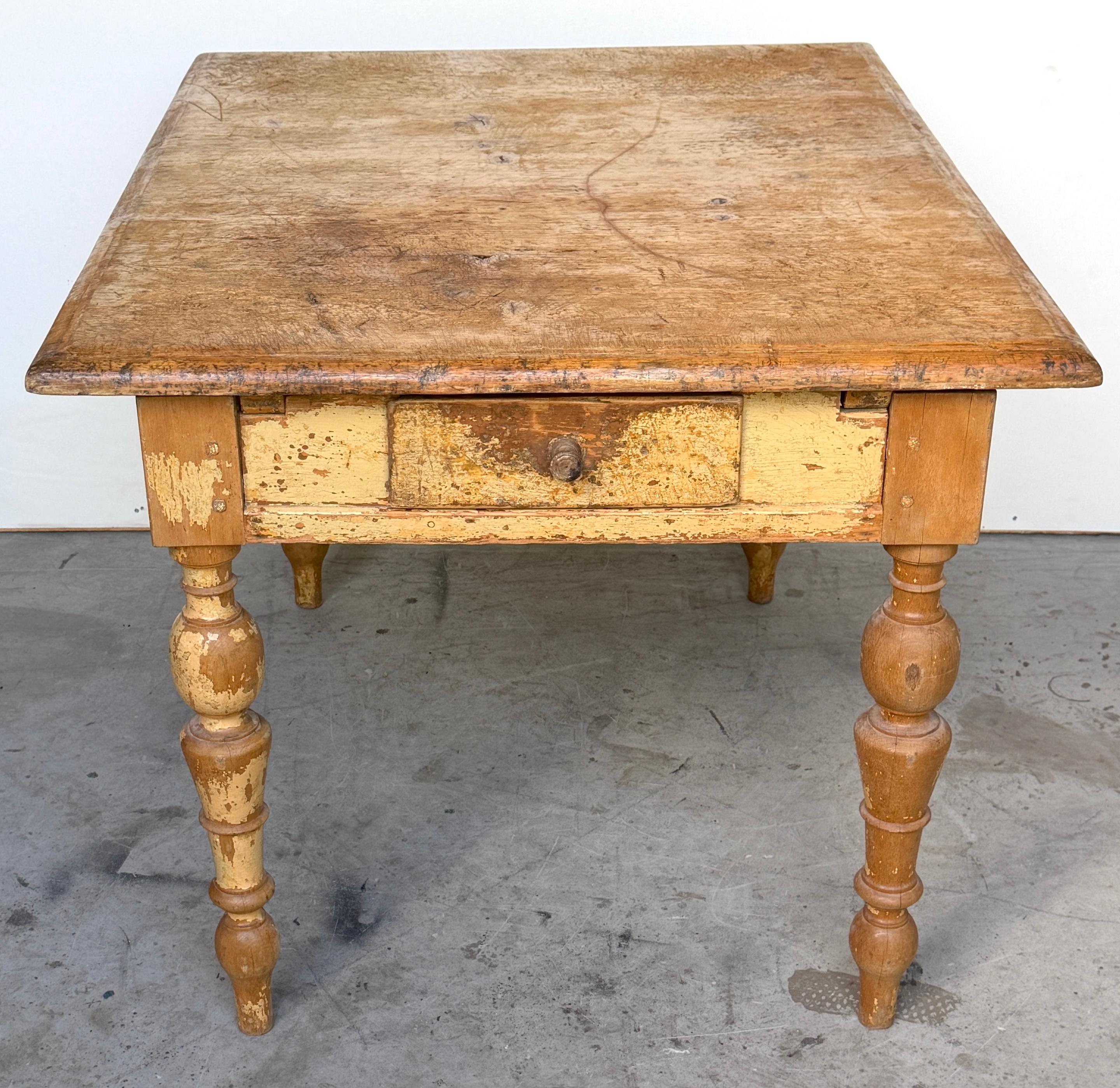 19th-Century American Pine Farm Table with Original Surface and Leaf-Support Pegs

A character-rich mid-19th-century American pine farm table featuring a beautifully worn work surface, turned legs, and remnants of its original butterscotch paint.