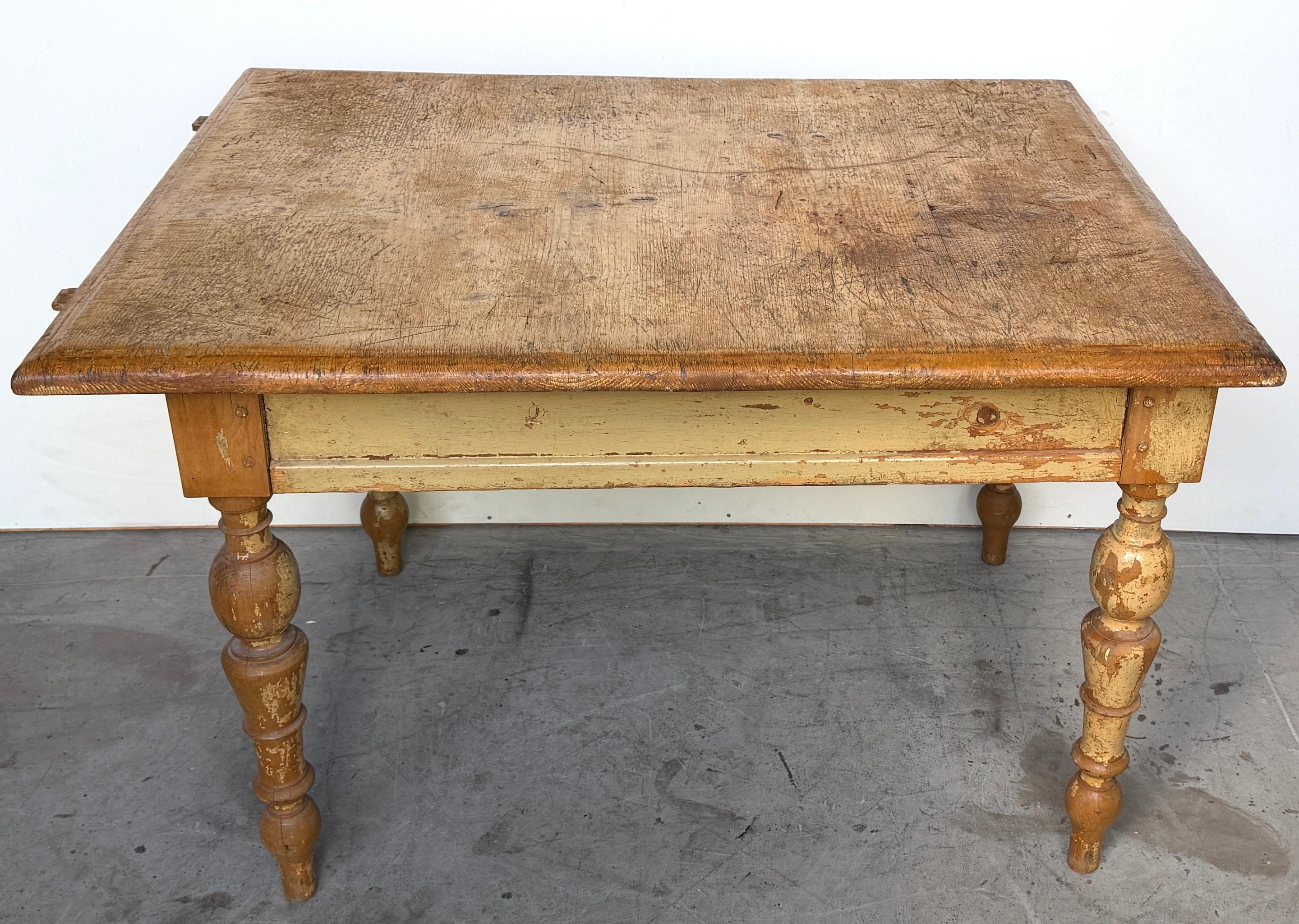 19th-Century American Pine Farm Table Original Surface, One Drawer In Good Condition For Sale In West Palm Beach, FL
