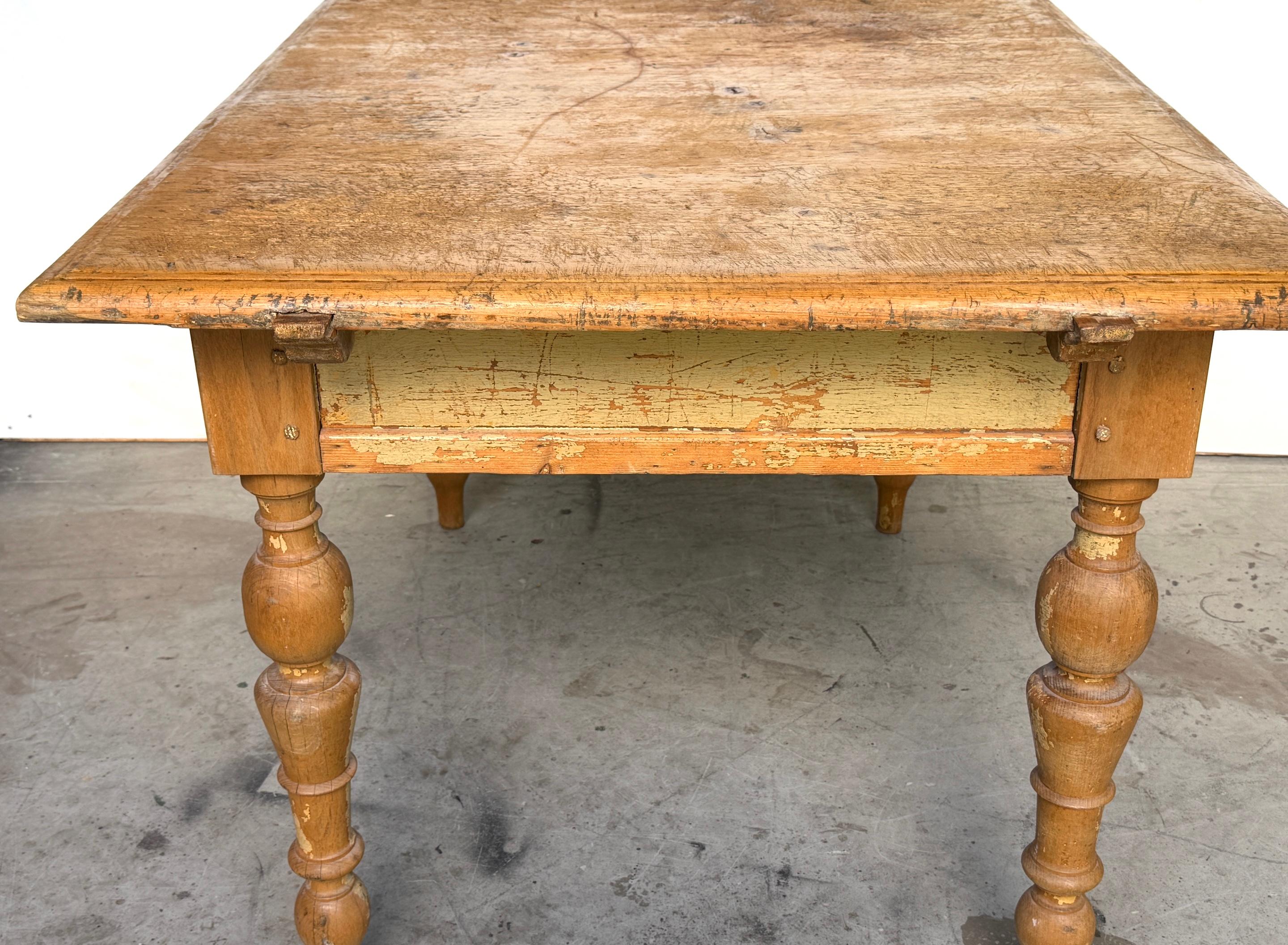19th-Century American Pine Farm Table Original Surface, One Drawer For Sale 2