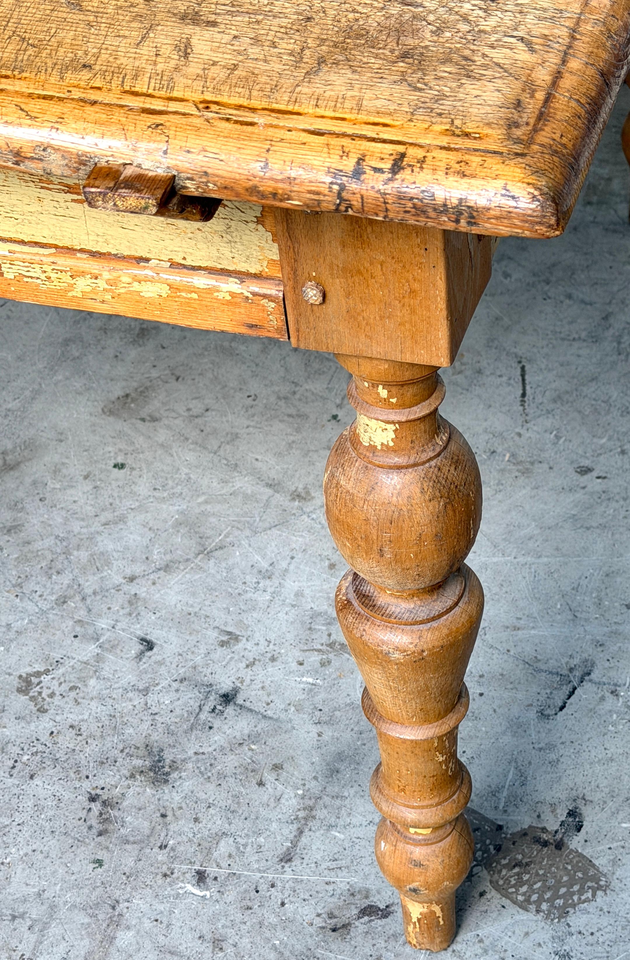 19th-Century American Pine Farm Table Original Surface, One Drawer For Sale 3