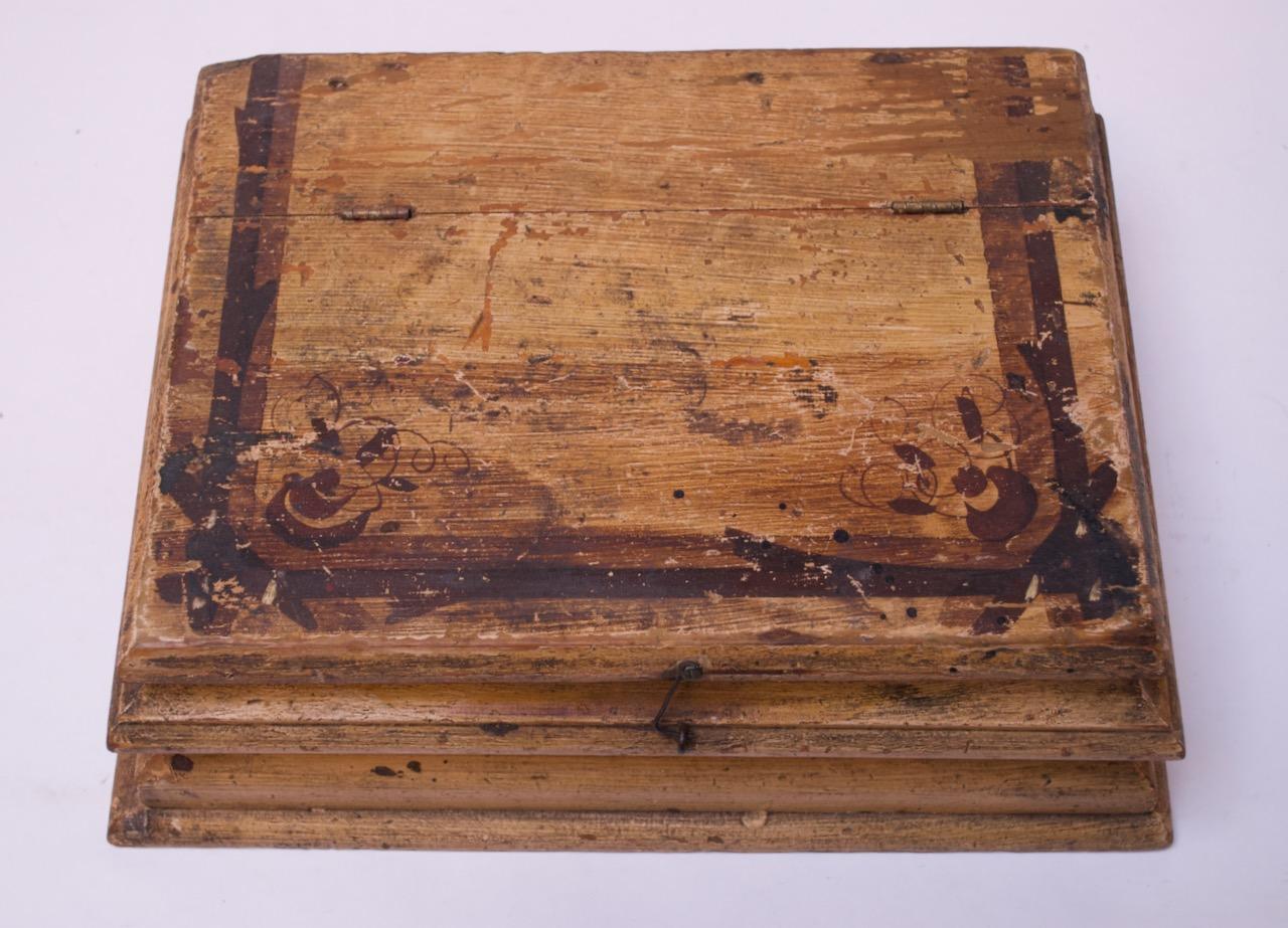 19th Century American Pine Primitive Decorative Box In Distressed Condition In Brooklyn, NY