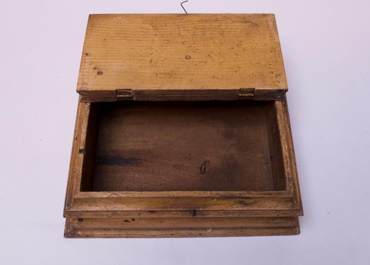 19th Century American Pine Primitive Decorative Box 4