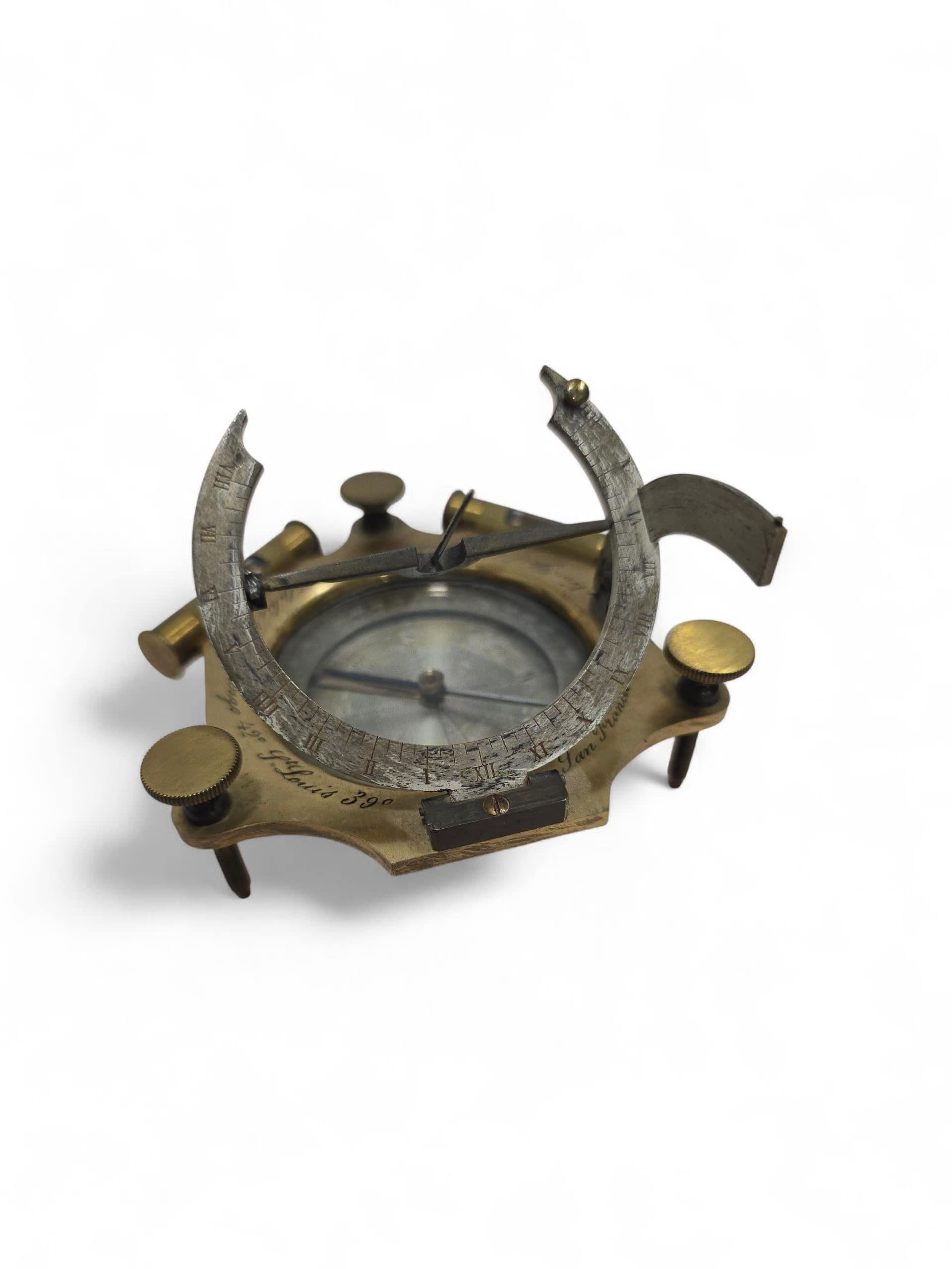 Cadran solaire portatif américain en bronze gravé du 19e siècle

Rare cadran solaire portatif américain du XIXe siècle, finement gravé dans le bronze avec des inscriptions de diverses villes américaines pour la référence géographique et