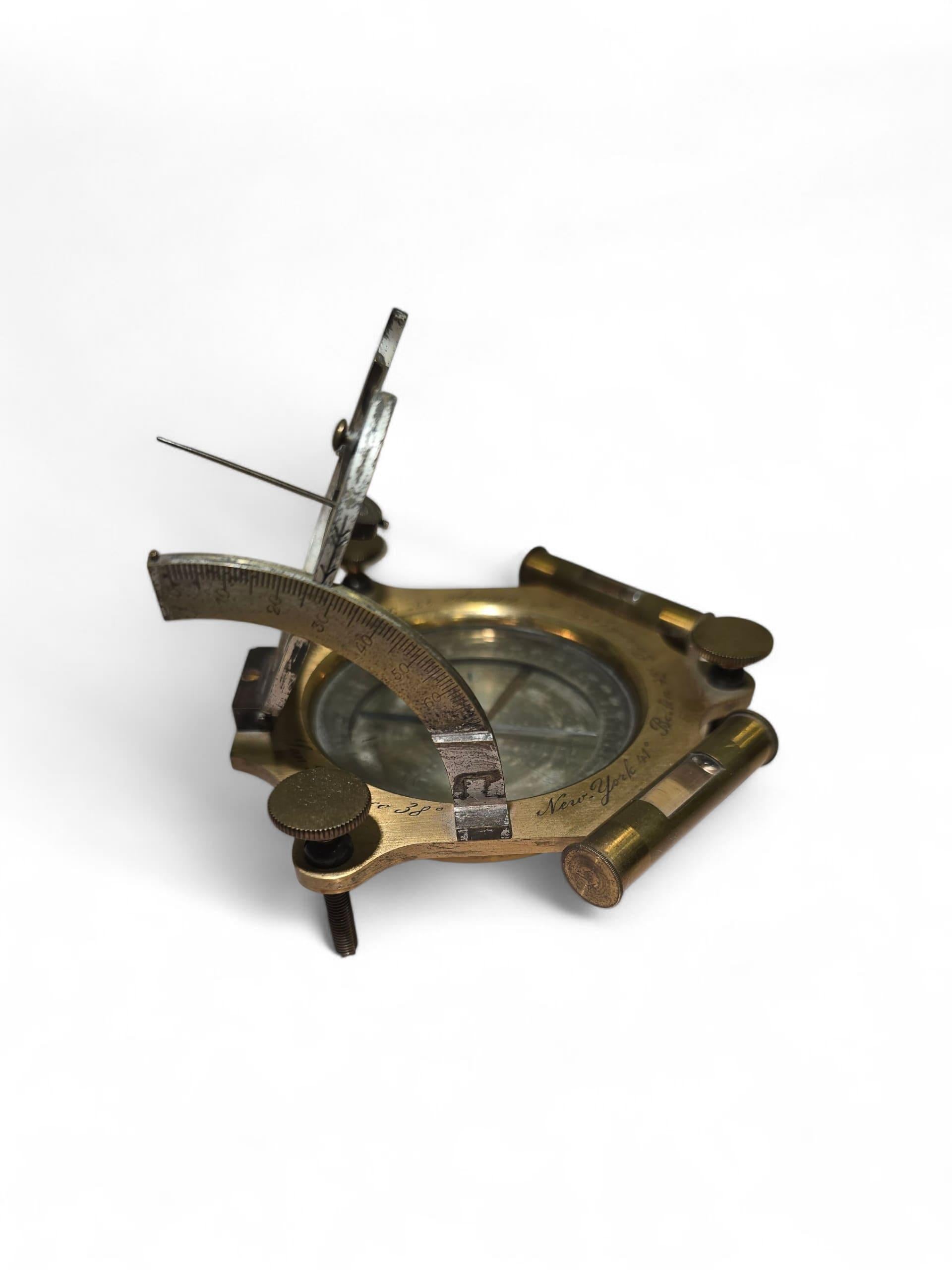 Milieu du XIXe siècle Cadran solaire portatif américain en bronze gravé du 19e siècle en vente