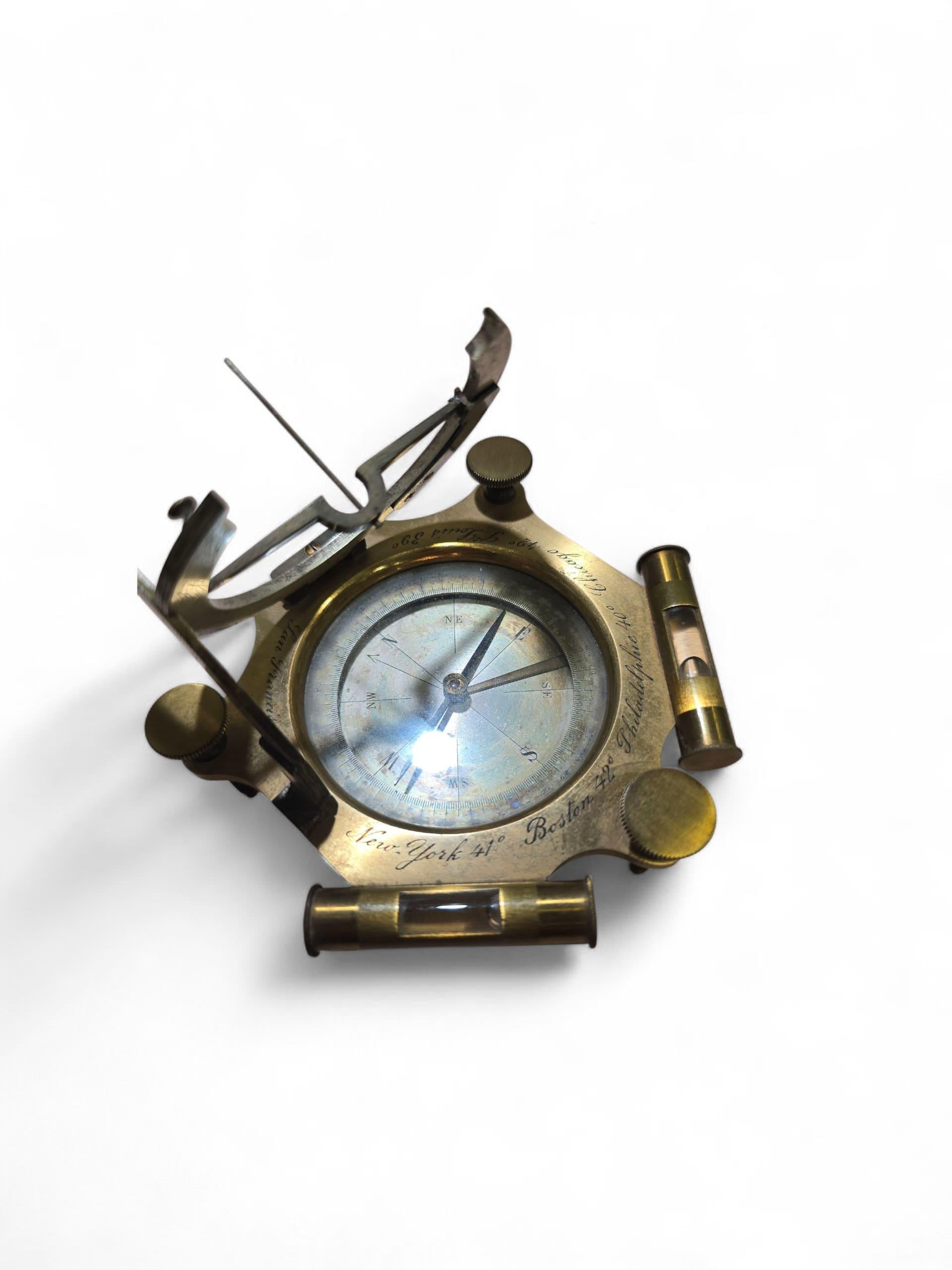 Laiton Cadran solaire portatif américain en bronze gravé du 19e siècle en vente