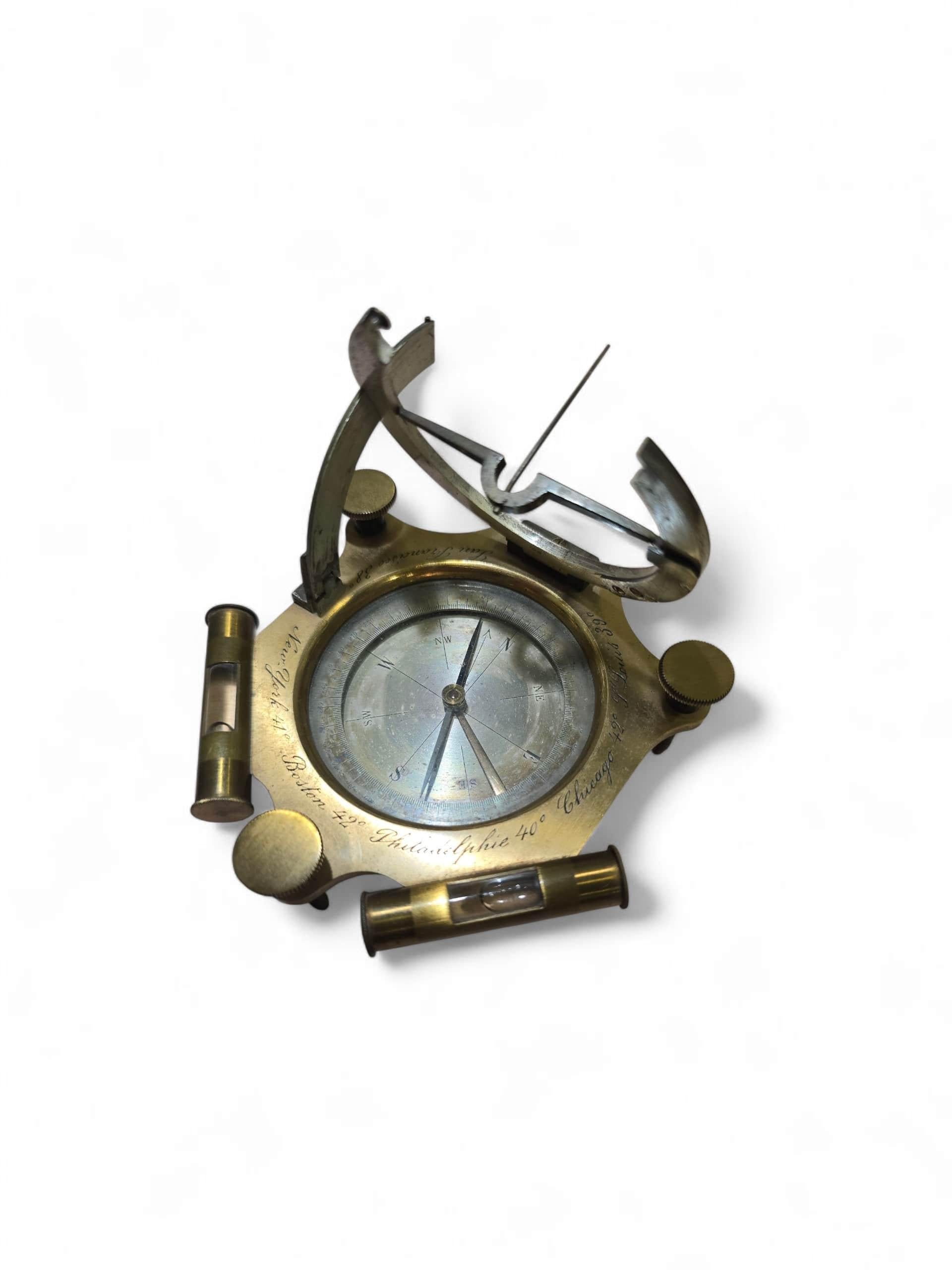 Cadran solaire portatif américain en bronze gravé du 19e siècle en vente 1