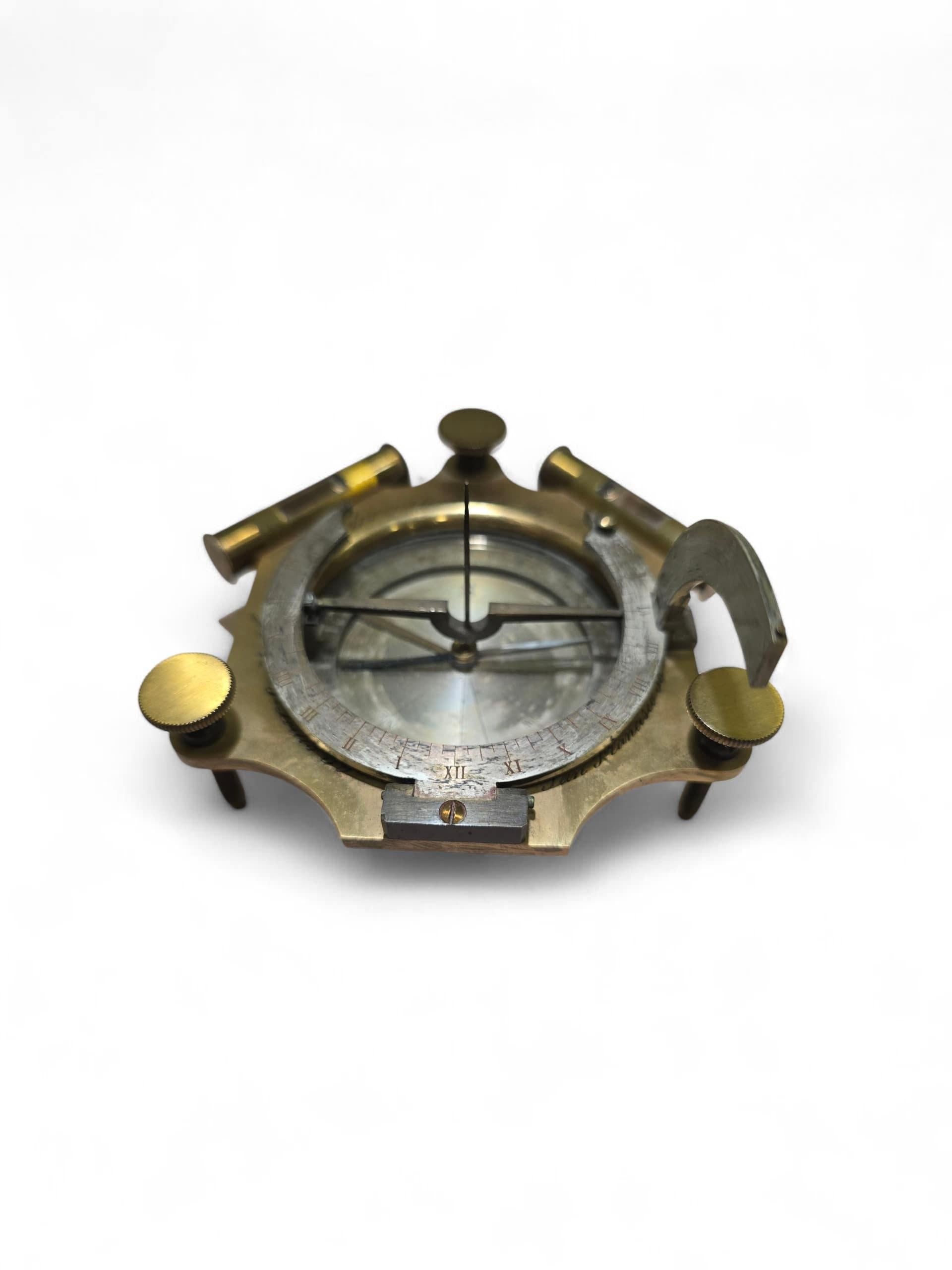 Cadran solaire portatif américain en bronze gravé du 19e siècle en vente 3