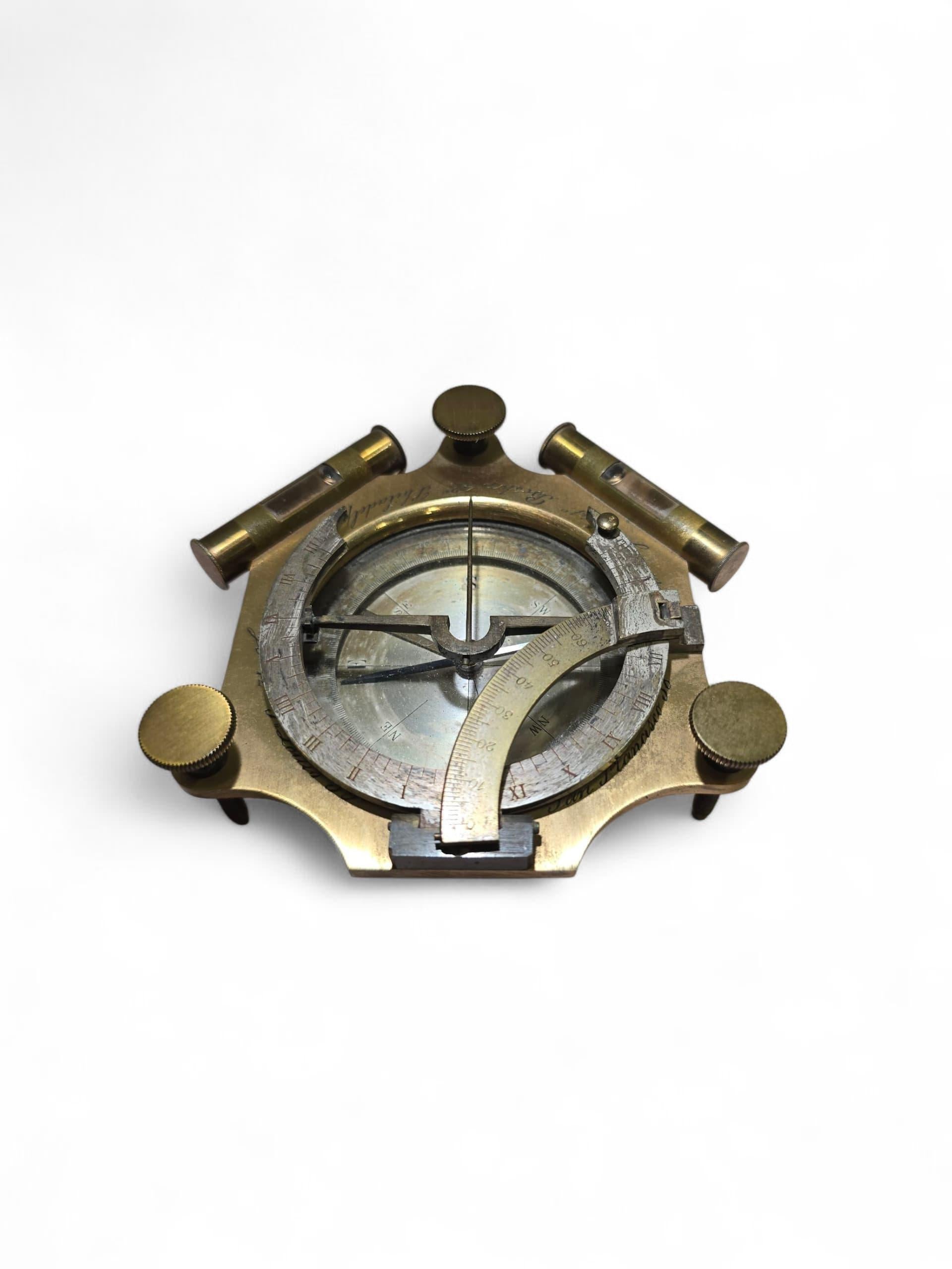 Cadran solaire portatif américain en bronze gravé du 19e siècle en vente 4