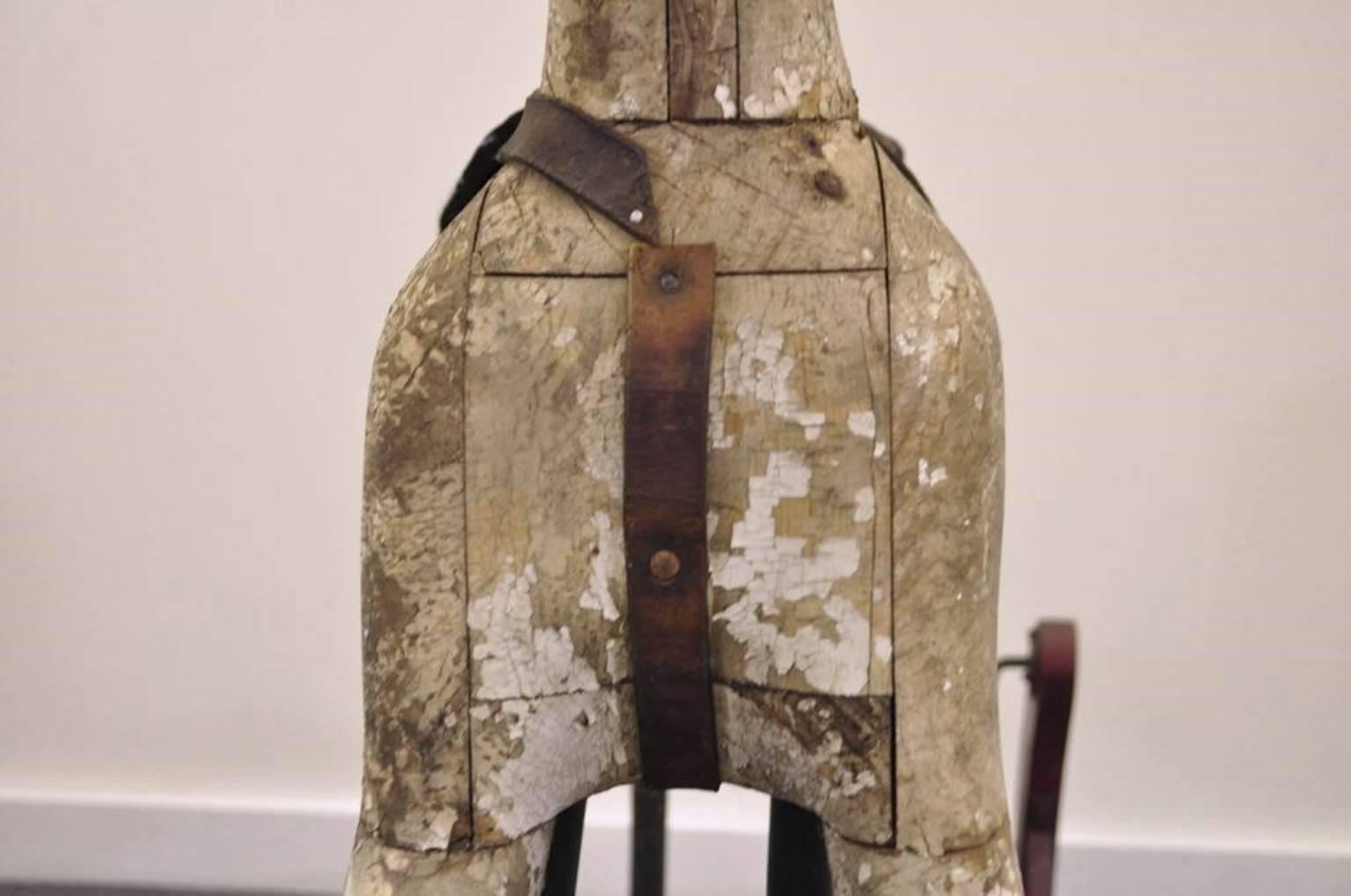 Amerikanisches primitives geschnitztes Holz Gusseisen-Gliederschaukel-Hobbypferd aus dem 19. Jahrhundert (Eisen) im Angebot