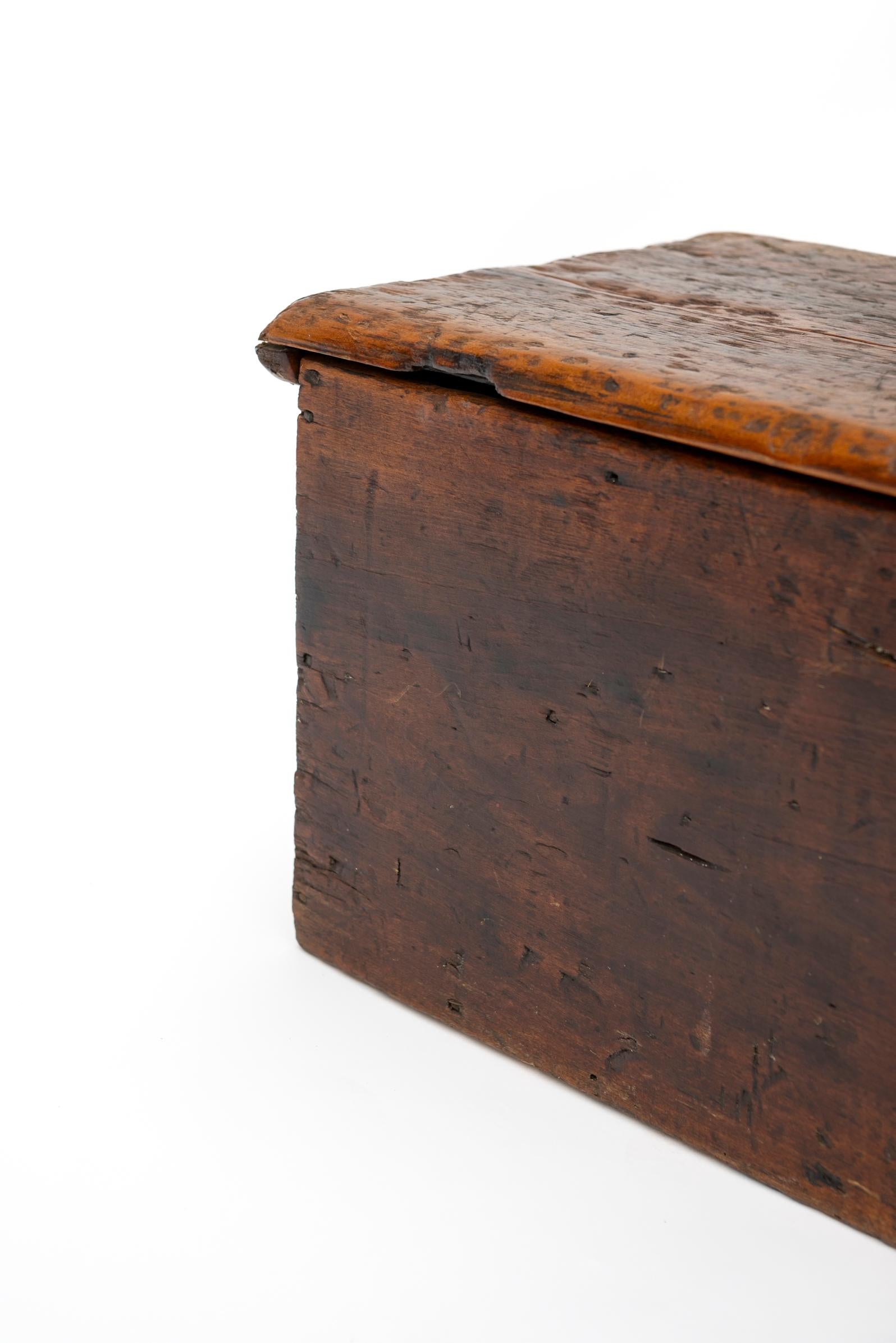Baúl de viaje primitivo americano del siglo XIX en pino artesanal en venta 5