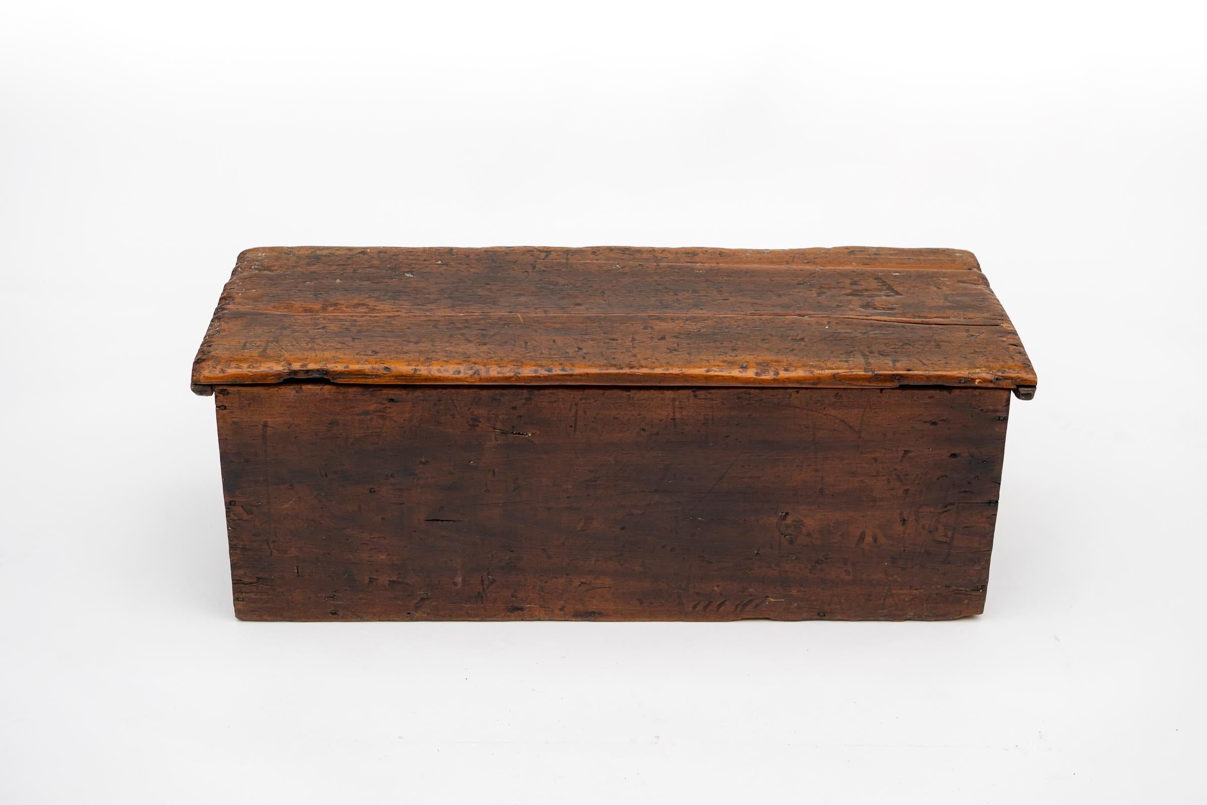 Este baúl de viaje primitivo, encantador y auténtico ejemplo de la artesanía americana primitiva, data del siglo XIX. Probablemente hecha a mano, la pieza muestra una pátina bellamente envejecida y una superficie desgastada por el tiempo que habla