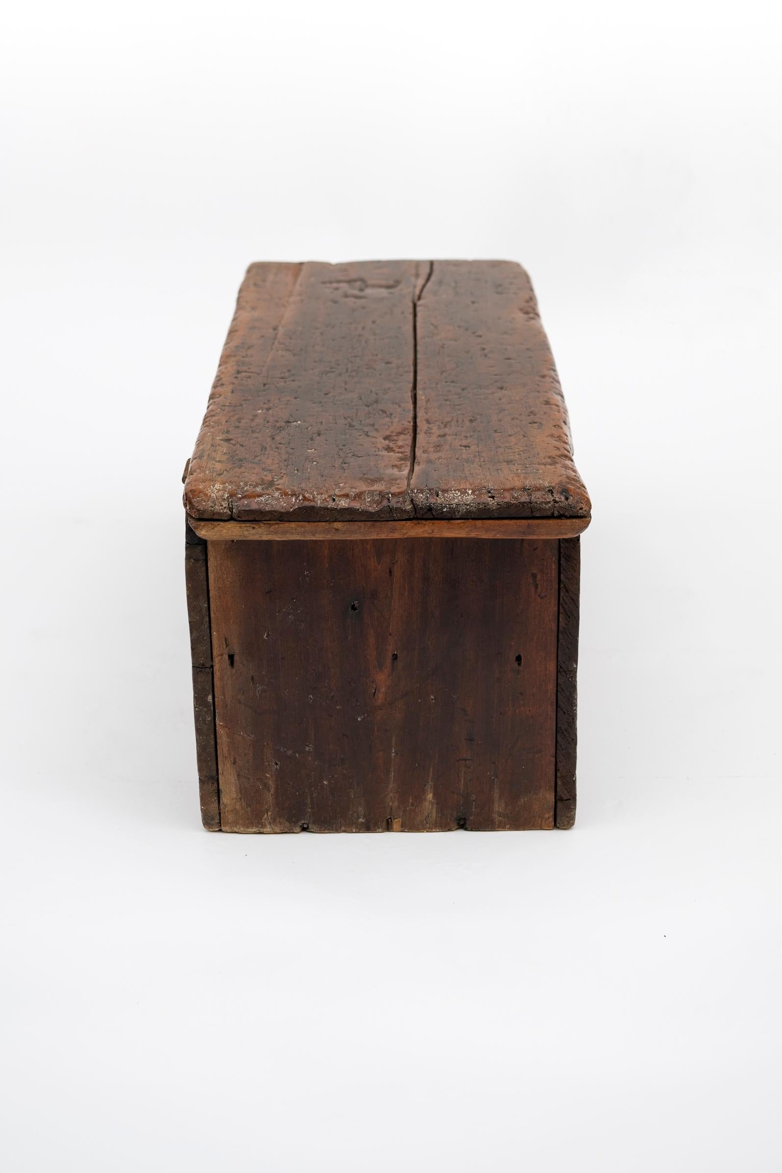 Baúl de viaje primitivo americano del siglo XIX en pino artesanal en Bueno estado para la venta en Wainscott, NY