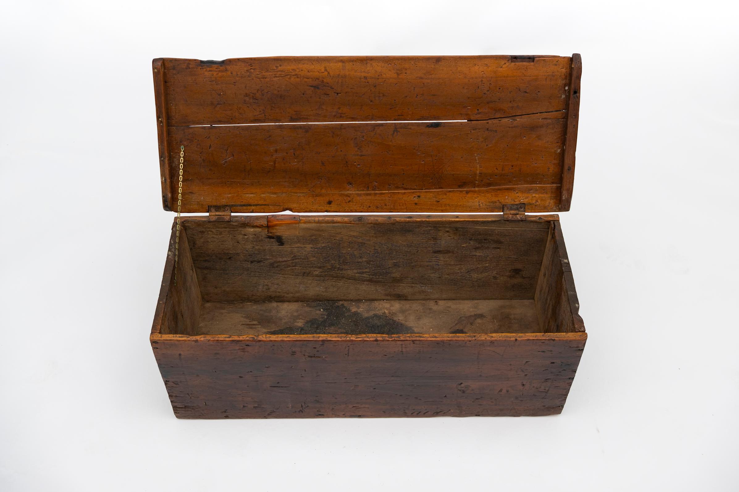 Baúl de viaje primitivo americano del siglo XIX en pino artesanal Madera en venta