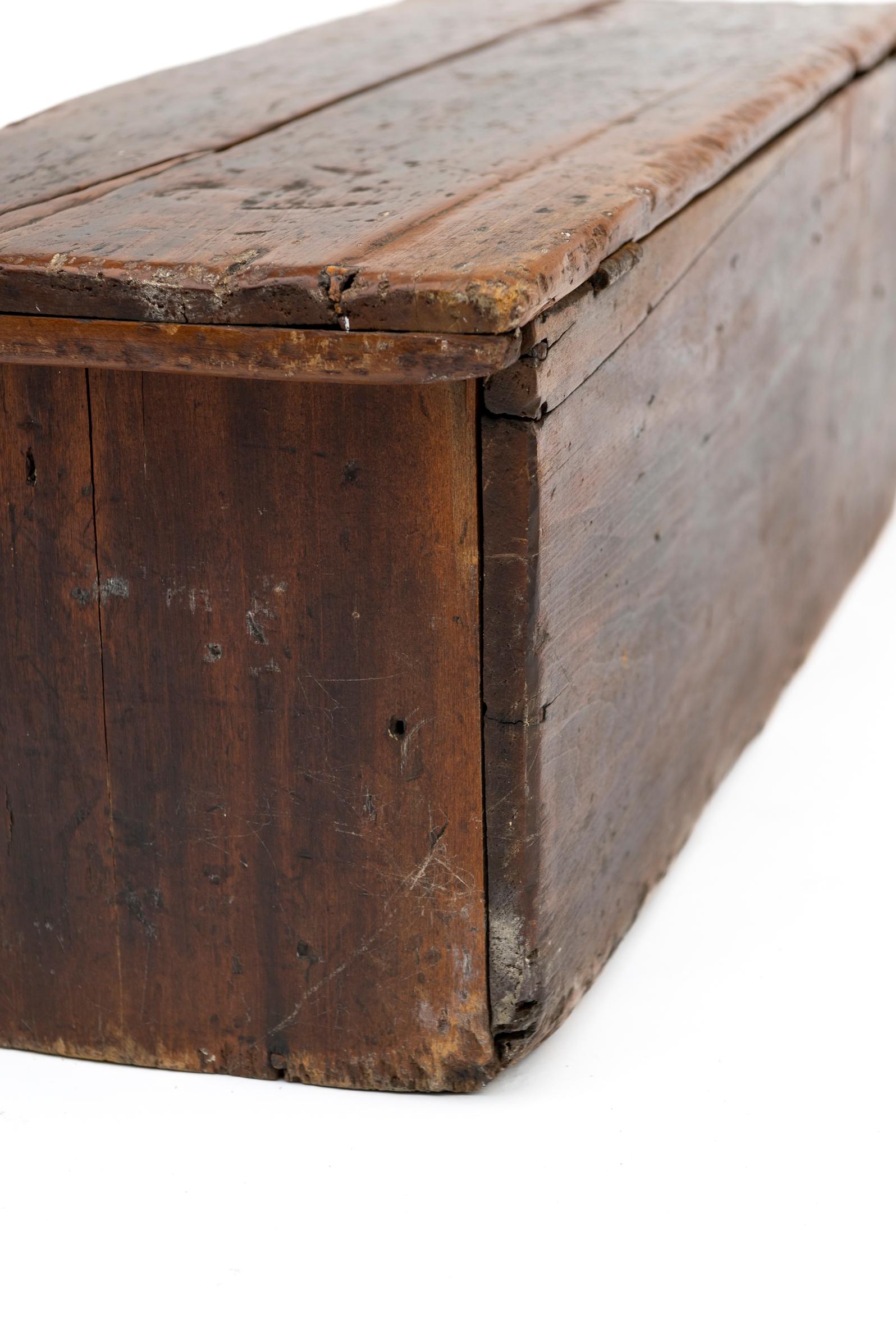 Baúl de viaje primitivo americano del siglo XIX en pino artesanal en venta 2