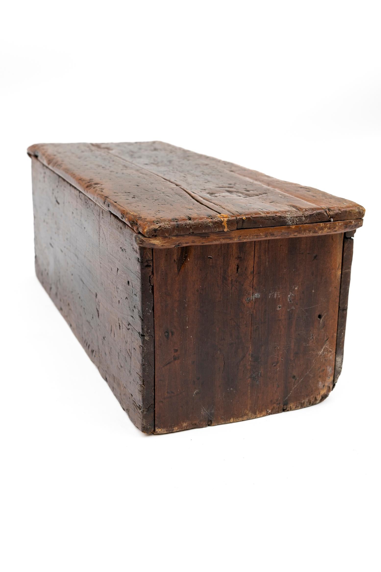 Baúl de viaje primitivo americano del siglo XIX en pino artesanal en venta 3