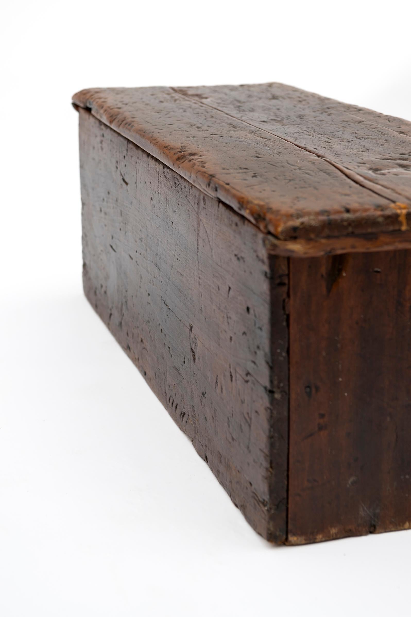 Baúl de viaje primitivo americano del siglo XIX en pino artesanal en venta 4