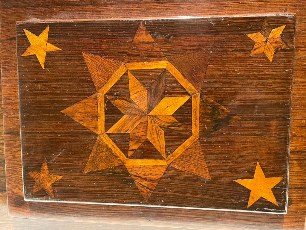 Amerikanische Rosenholzschachtel aus dem 19. Jahrhundert mit Obstholz-Stern-Intarsien, Fun Interior im Angebot 6