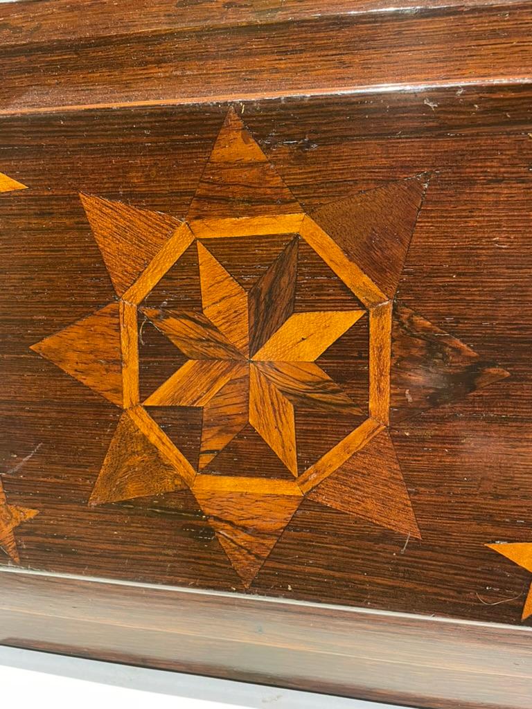 Amerikanische Rosenholzschachtel aus dem 19. Jahrhundert mit Obstholz-Stern-Intarsien, Fun Interior im Angebot 9