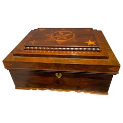 Caja De Palo De Rosa Americana Del Siglo XIX Con Incrustaciones De Estrellas De Madera Frutal, Interior Divertido