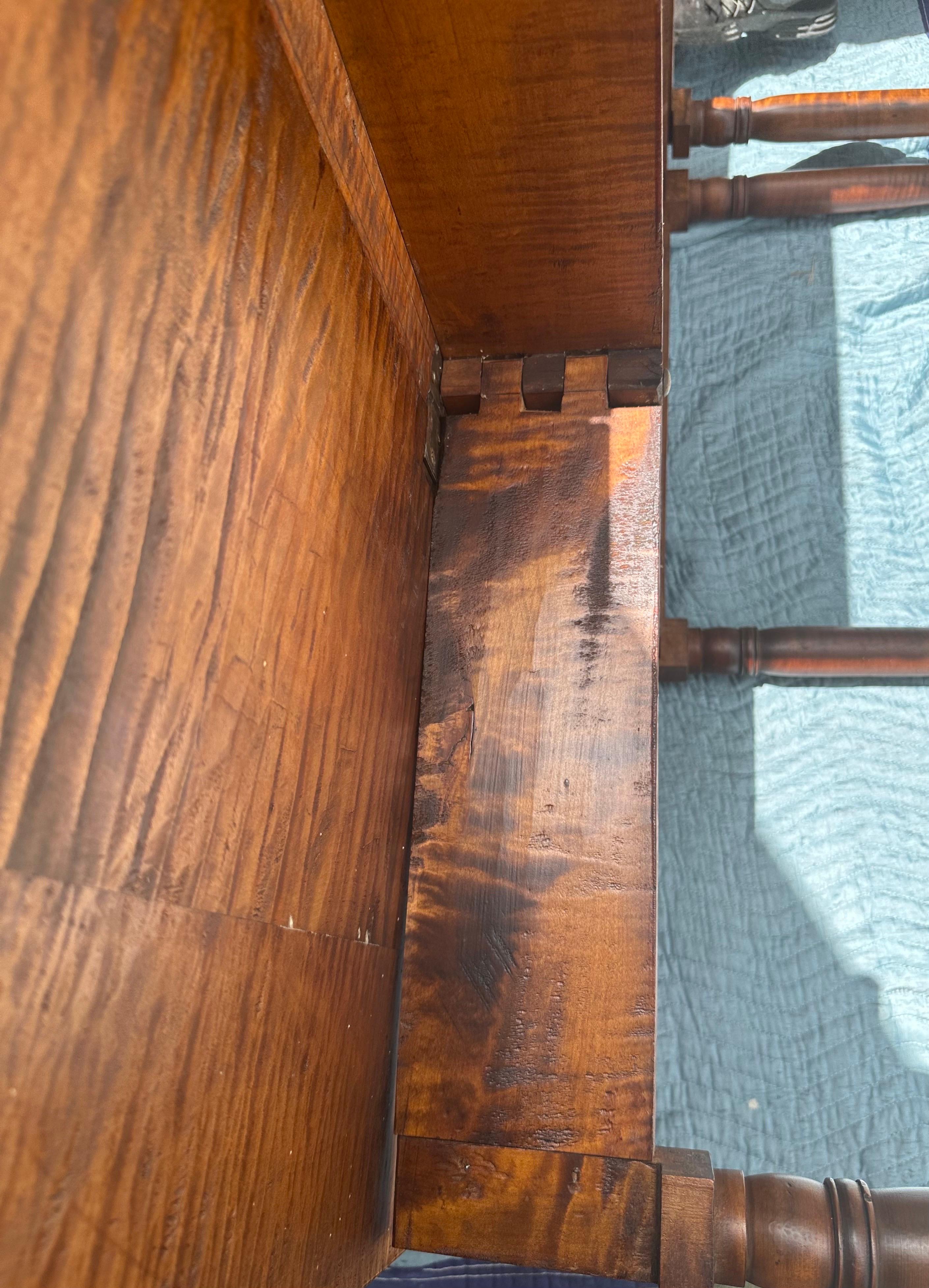 19th Century American Sheraton Tiger Maple Drop Leaf Dining Table im Angebot 3