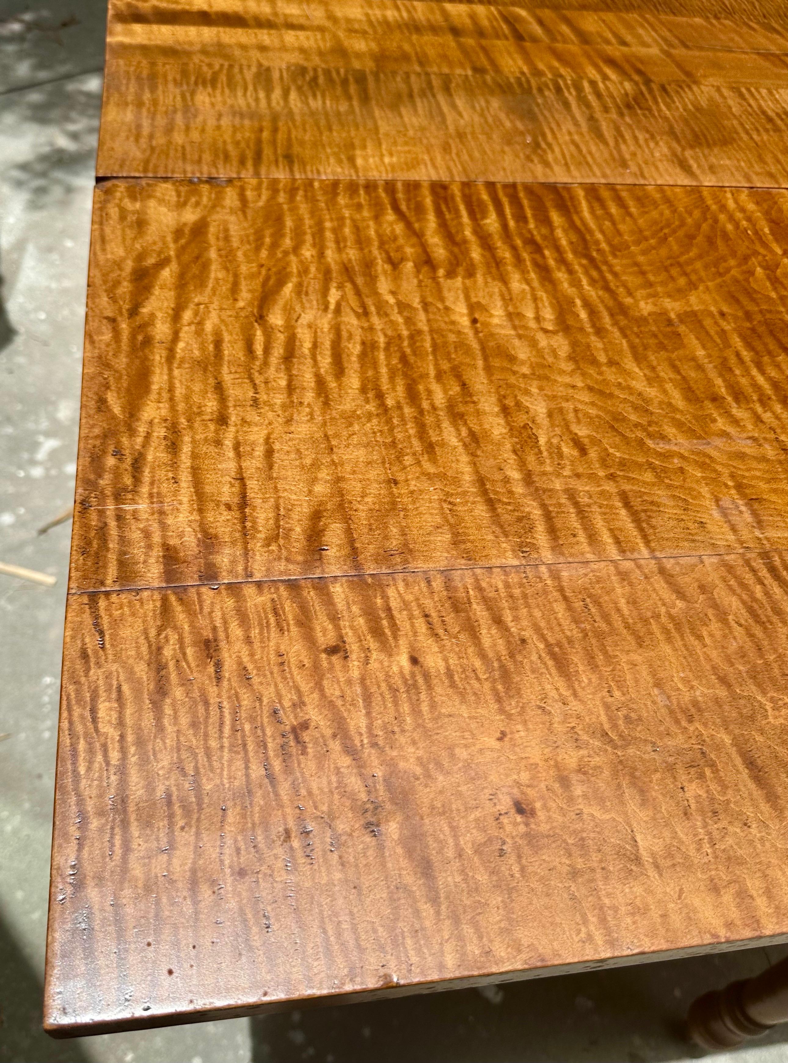 19th Century American Sheraton Tiger Maple Drop Leaf Dining Table im Angebot 4