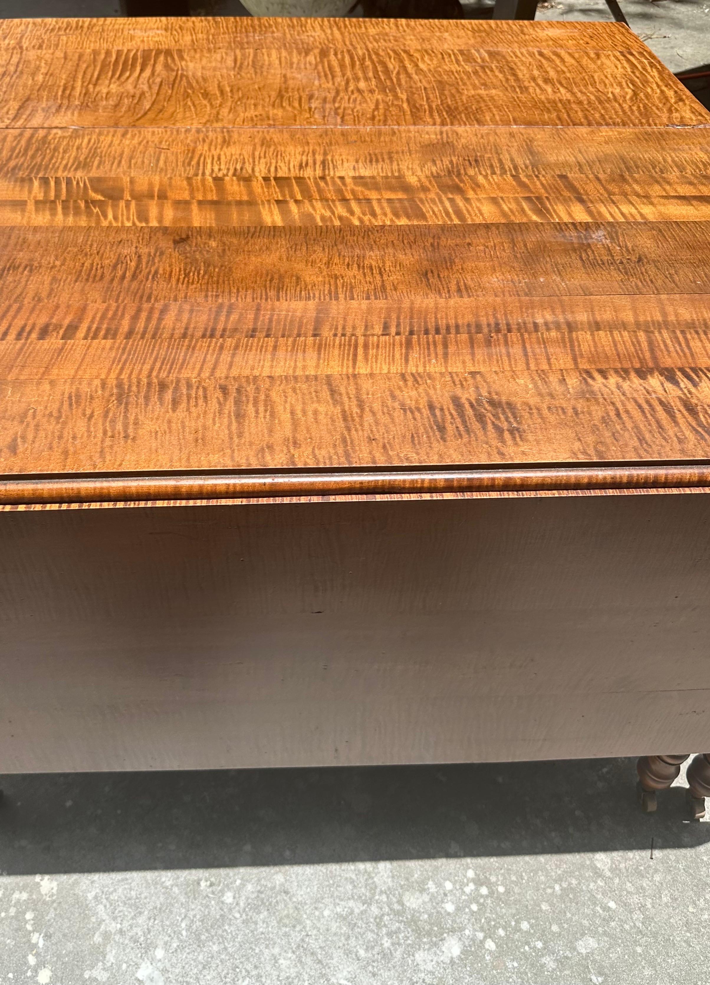 19th Century American Sheraton Tiger Maple Drop Leaf Dining Table im Angebot 5