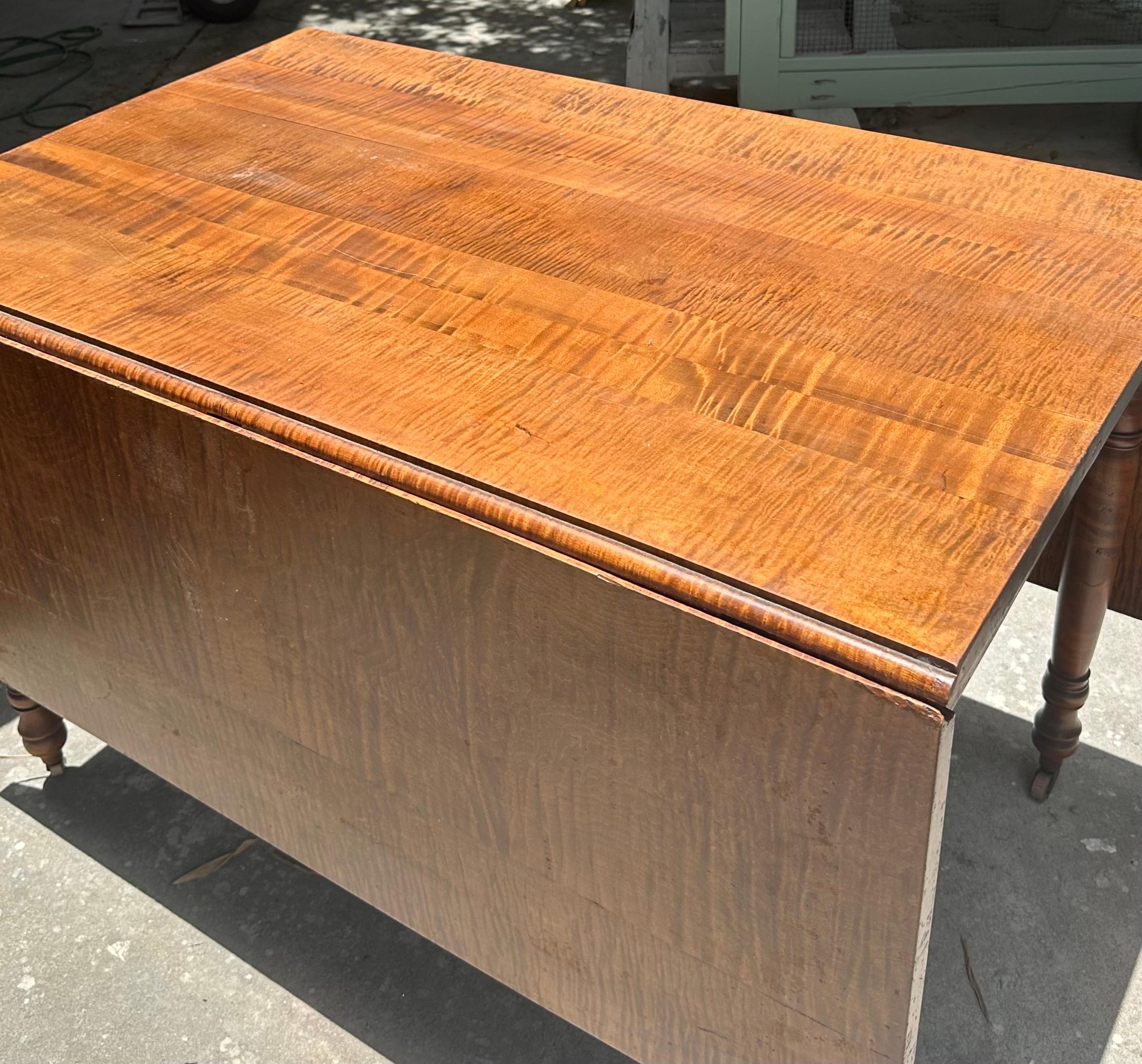 19th Century American Sheraton Tiger Maple Drop Leaf Dining Table im Angebot 6