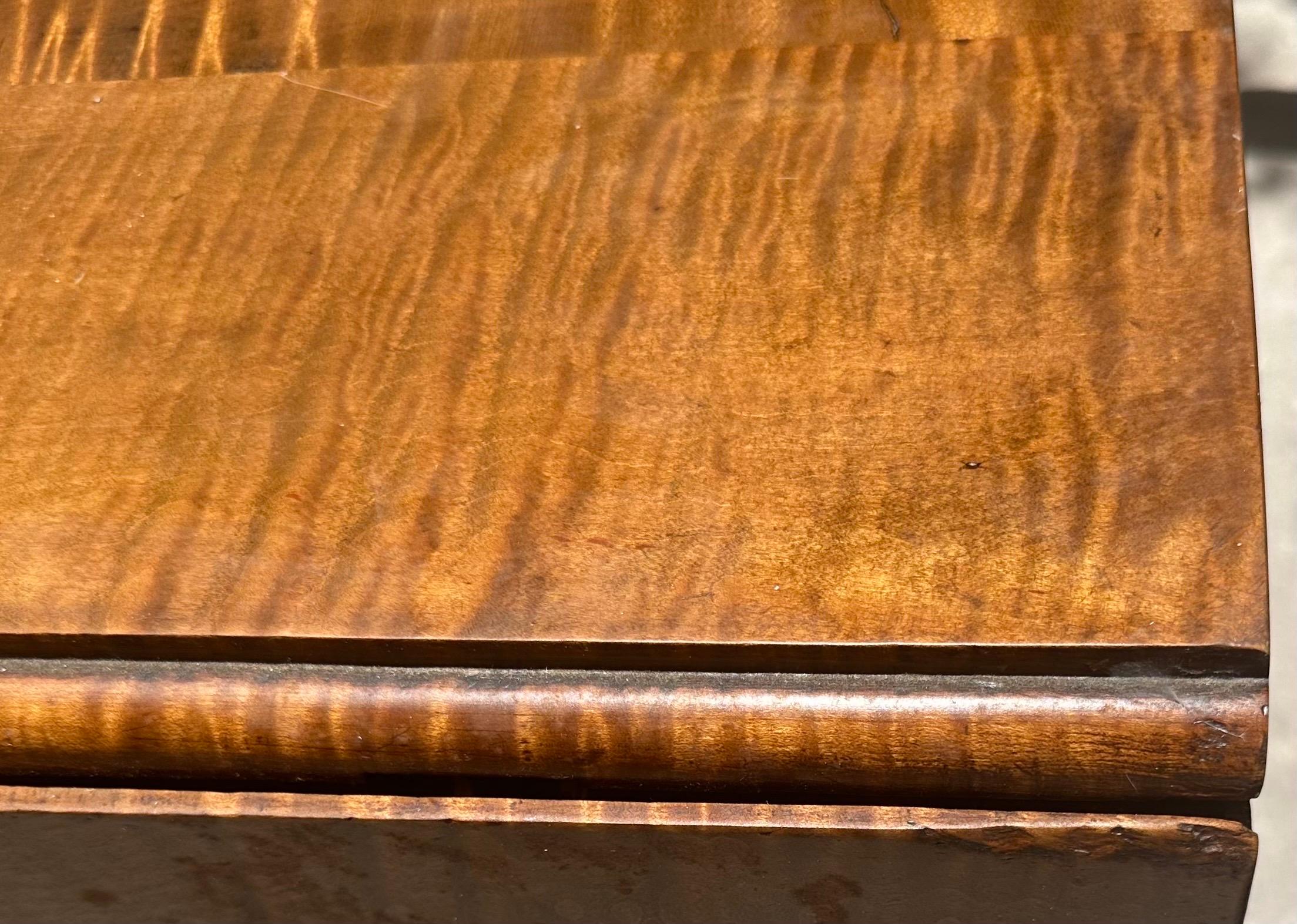 19th Century American Sheraton Tiger Maple Drop Leaf Dining Table im Angebot 8