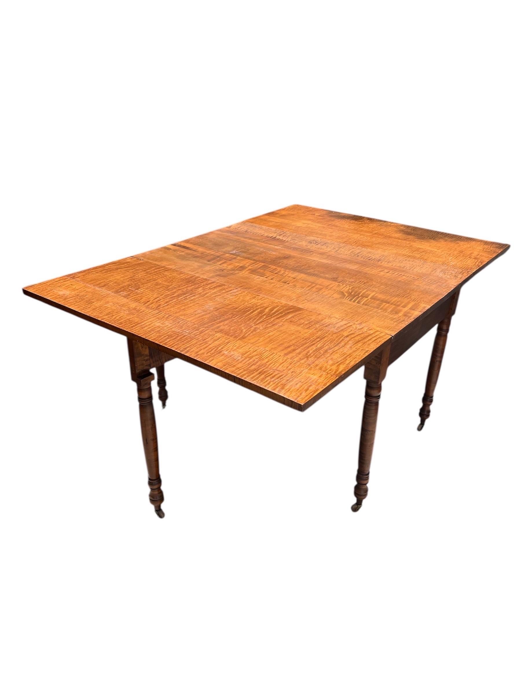 19th Century American Sheraton Tiger Maple Drop Leaf Dining Table (amerikanisch) im Angebot