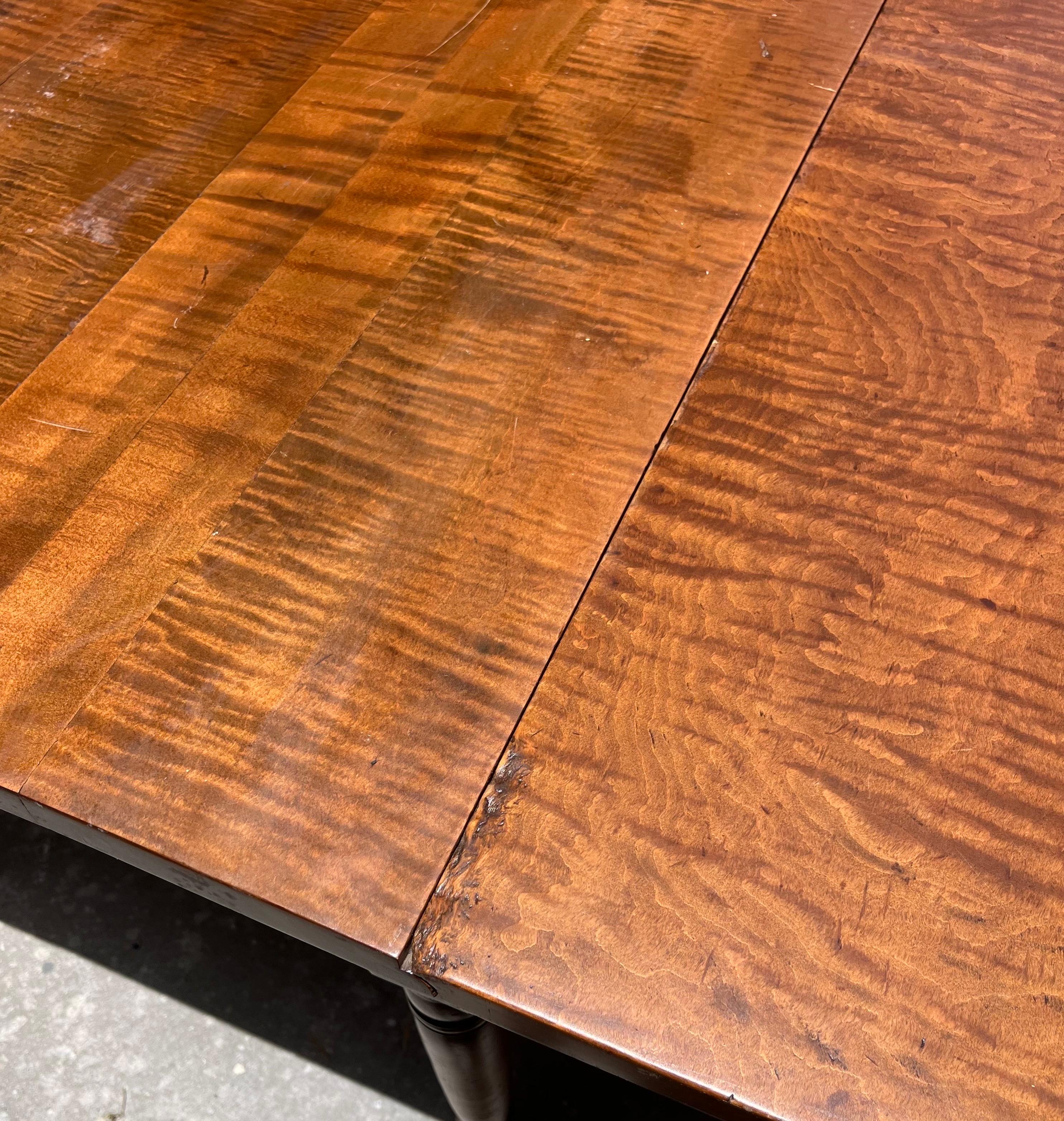 19th Century American Sheraton Tiger Maple Drop Leaf Dining Table (Geschnitzt) im Angebot